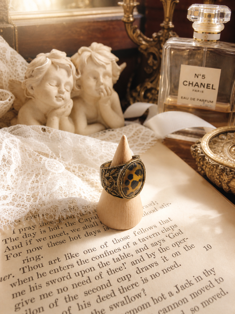 珍奇閣的微型詩篇 ∙ 西洋古董寶石與浮雕造型戒指系列 The Curio Cabinet’s Miniature Psalms ∙ Vintage Gemstone & Motif Statement Ring Collection
