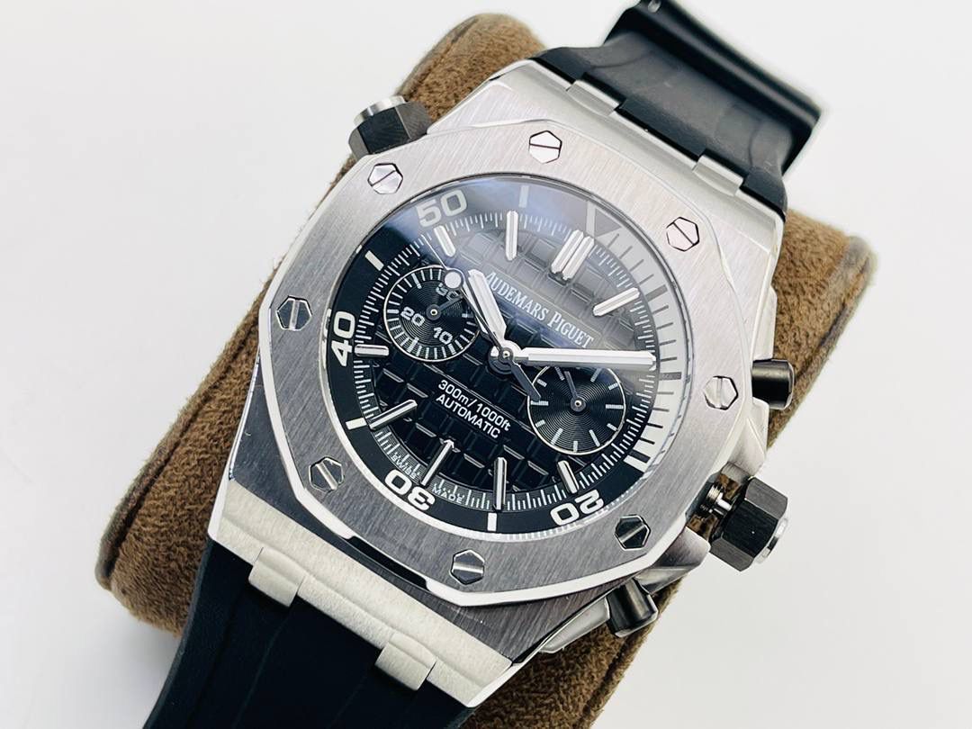 爱彼A P皇家橡树系列水果腕表！ 型号：26703 跑秒计时自动机械男表！搭载原版cal.3124机芯 直径：42MM！ 1⃣️表壳材质选用的904L精钢，经过CNC一次成型锻造了42MM的表径，表壳在经过拉丝工艺多次打磨抛光后做到了无懈可击，包括螺钉也一致还原！ 2⃣️表盘字面格纹错落有致，立体感很强。刻度线粗细程度以及长短均与正品保持一致。条钉时标内部填充超强夜光材料。两组小圆盘对称分布，就像两只小眼睛。盘面内有一圈一圈的放大环，细节处理很到位。 3⃣️橡胶表带表面的磨砂质感很强.采用无味不沾灰尘的进口橡胶，只为提高佩戴的舒适感！ 4⃣️前后玻璃都采用蓝宝石水晶镜面玻璃，镜面通透性也很强。这款腕表采用3124机芯，做到了外观和正品的极其相似，走时精准稳定！