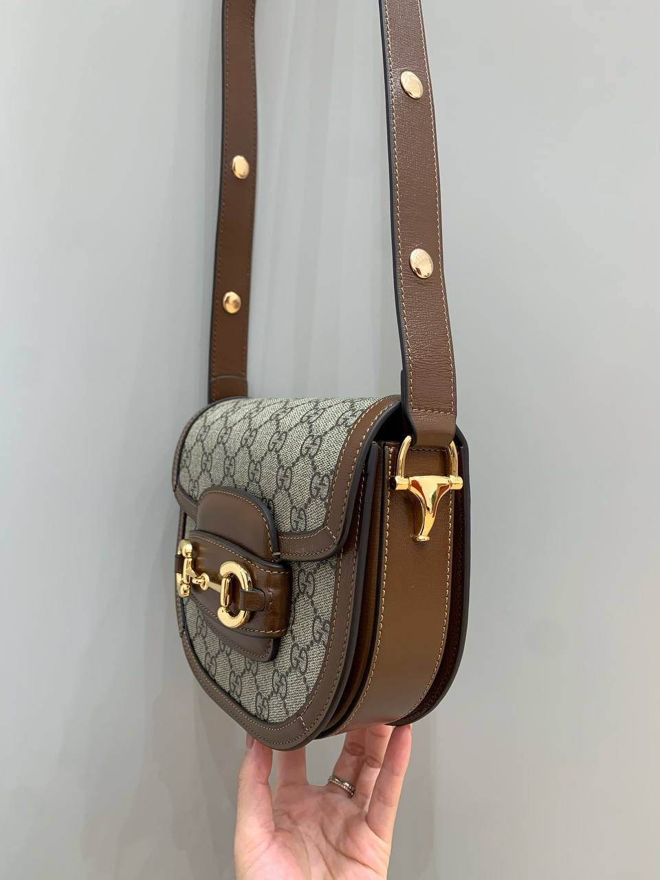 新背景实拍正品级 。Gucc1 horsebit半圆迷你马鞍包 （纯铜五金原厂皮） 这个小可爱是真的可爱，小小乖巧的一个 经典的设计加上配色，不管你是潮流的运动女孩👧 还是睿智的职场精英，又或者是优雅的气质女性 这款都是你完美生活中的一款适合的穿搭单品 经典百搭 实用而又不失个性时尚 1955系列寓意马到成功 来掌握自己的人生方向吧！ 型号760191；尺寸17/18.5/7.5cm