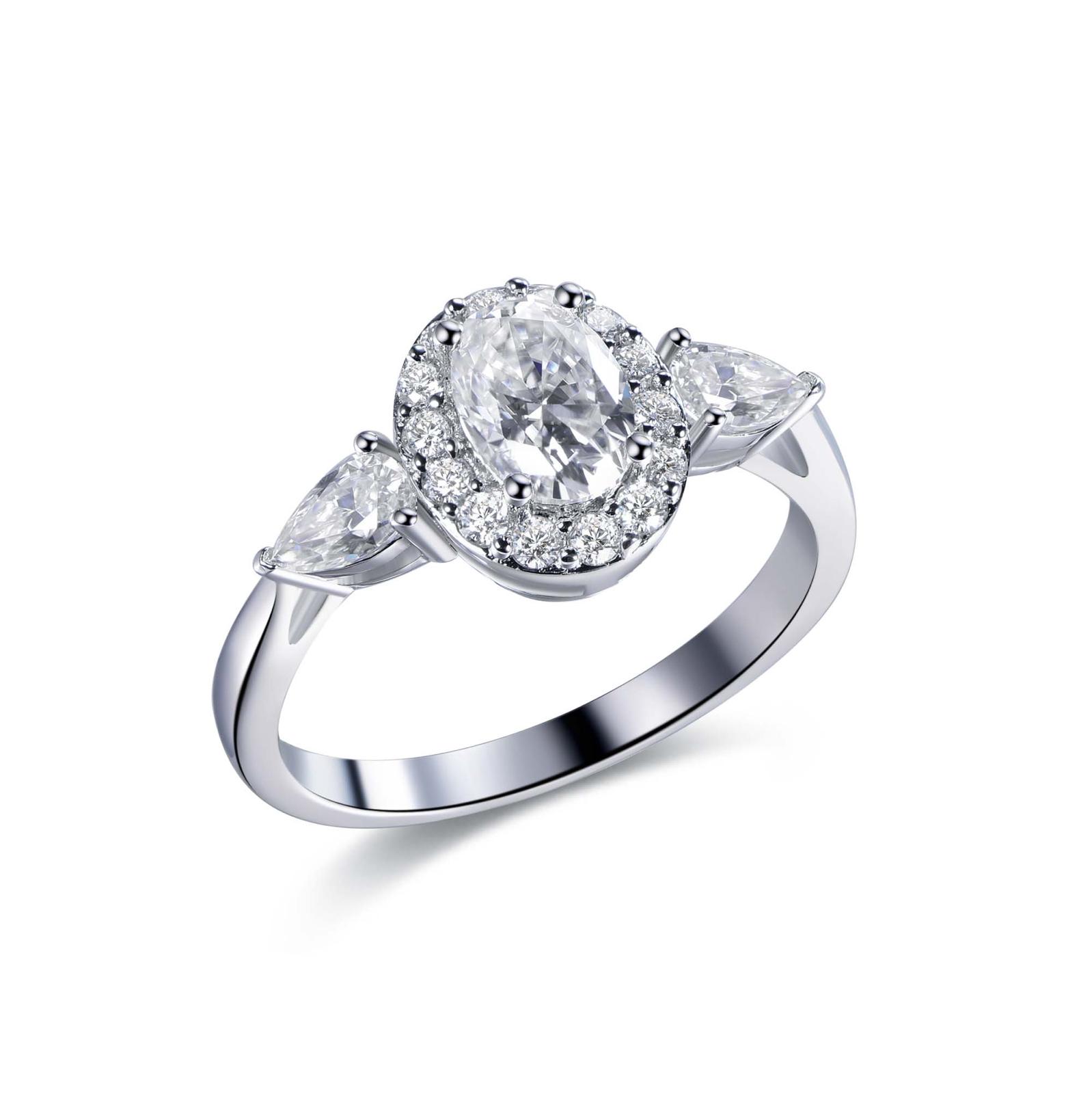 R7011  Regal Oval Ring (莫桑石)