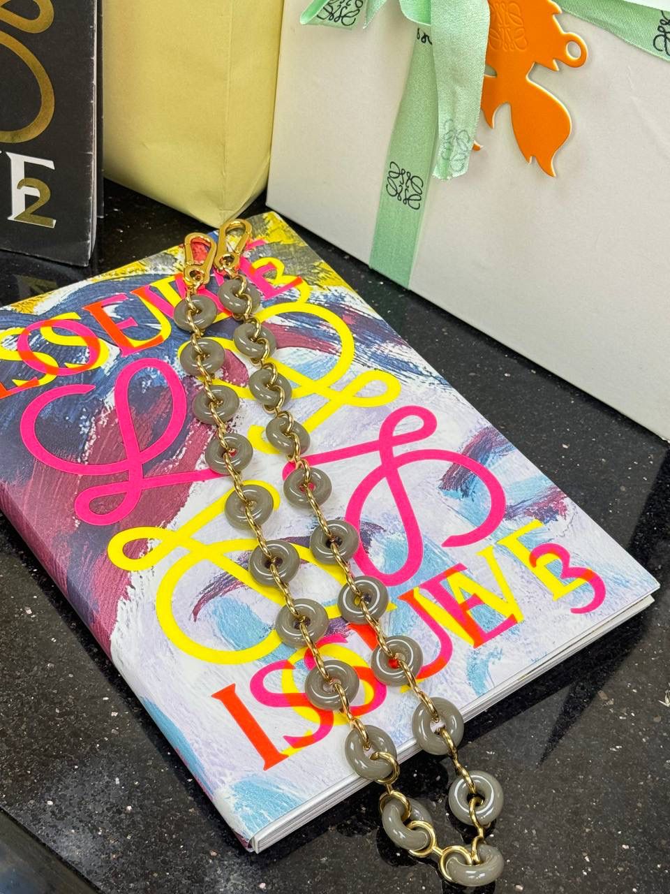 玉饰⛓️链条肩带（卡其绿） 尺寸：68×1.6×0.5cm 编码：182323 秀场甜甜圈链条同系肩带，进一步突出了手袋的造型高，引入了鲜明活泼的精神态度😉。