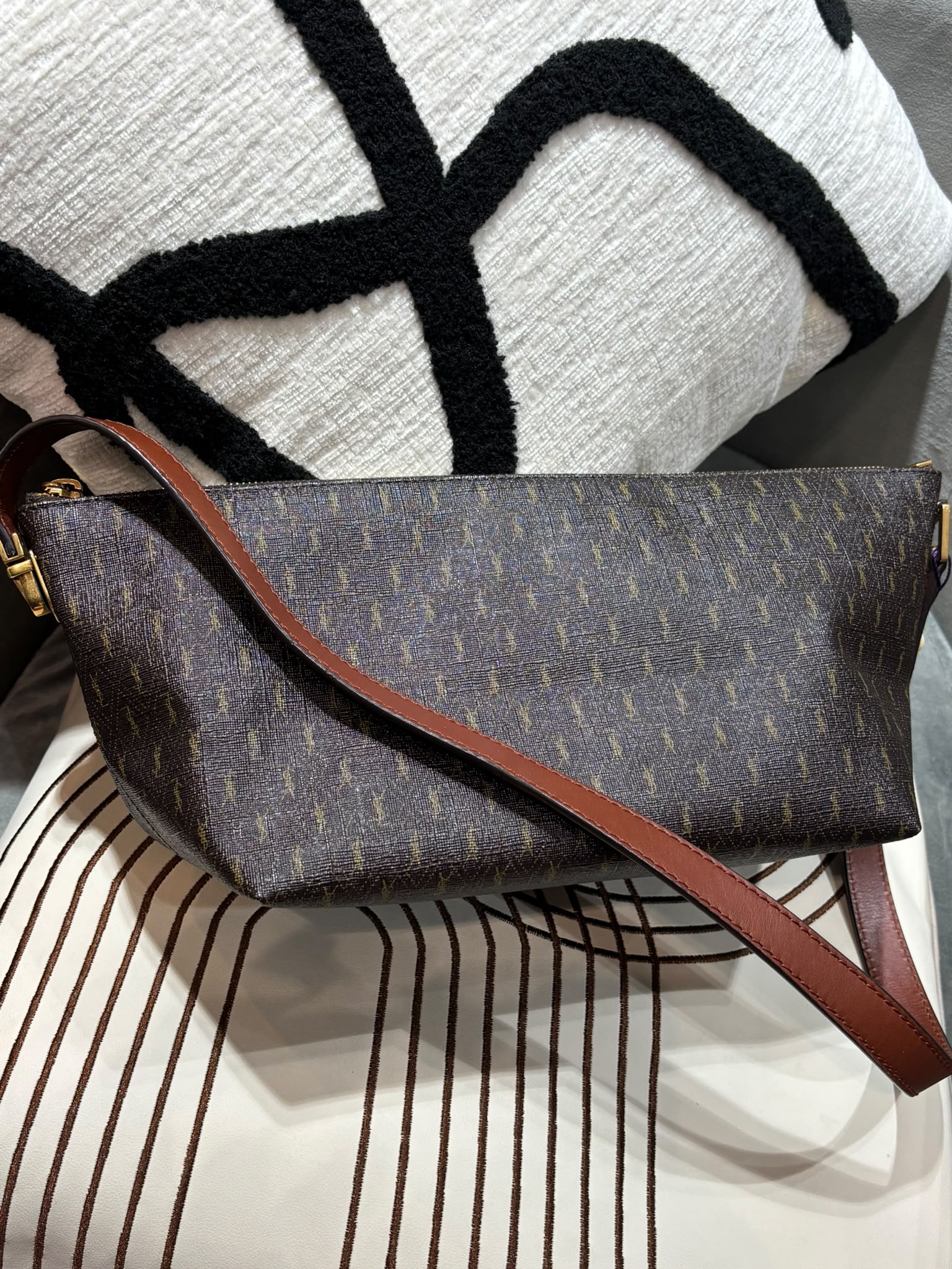 Saint Laurent monogramme ysl hobo bag  100%Authentic, 95%new