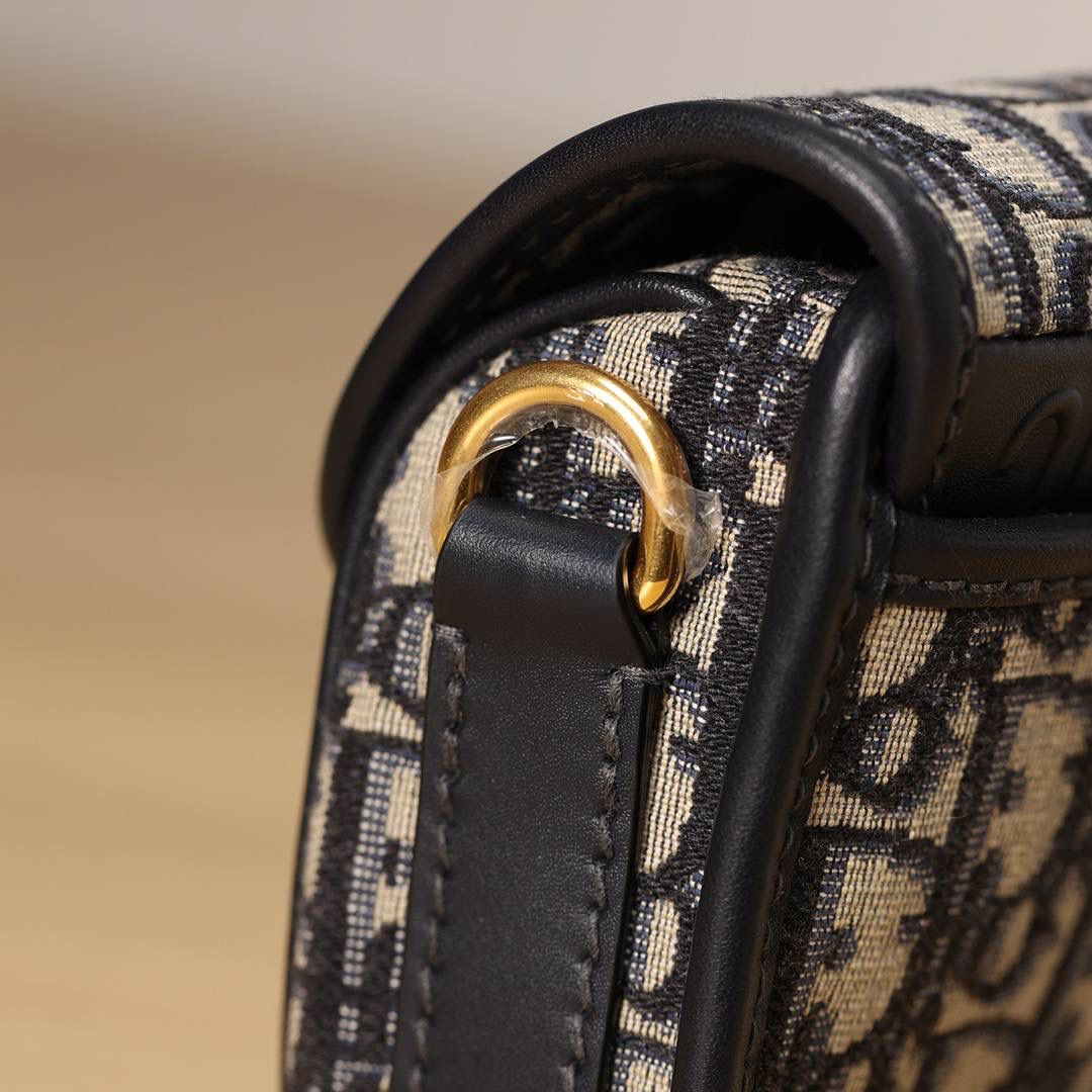 小号 DIOR BOBBY 手袋 蓝色 Oblique 印花🎀 翻盖开合设计 磁性扣环搭配装饰性“CD”扣 背面“30 MONTAIGNE”压花标志 后侧口袋 内部平盖口袋 可调节、可拆卸的滑扣皮革肩带🤟🏻 “Christian Dior”军装风格搭扣 内含防尘袋 尺寸：18 x 14 x 5 厘米