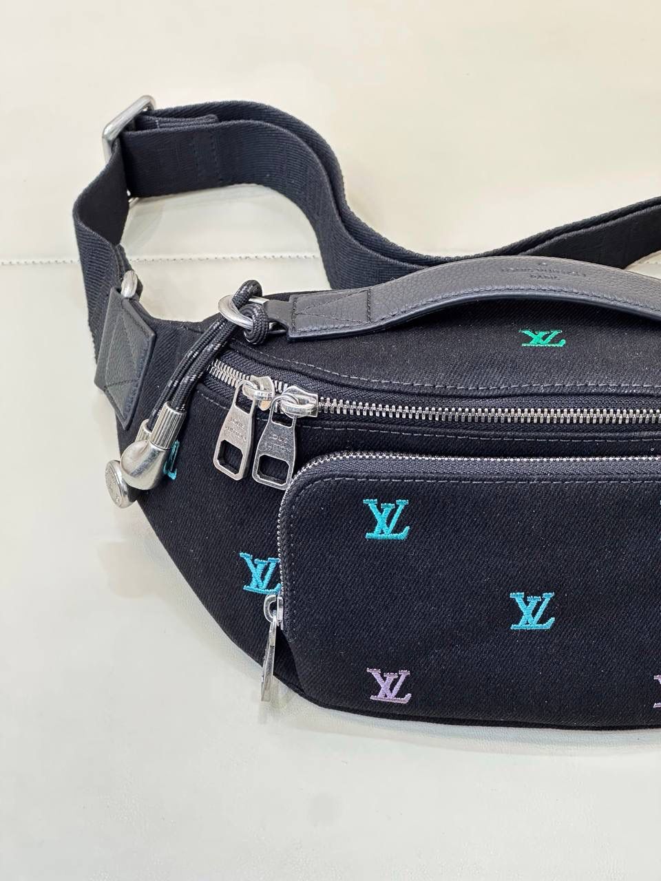 2025 早春｜LV 限定黑牛仔系列来啦 🖤🔥 LV 超有名的牛仔系列，真的不用多介绍～这一季直接上黑色牛仔＋渐变刺绣，比之前的蓝牛仔、粉牛仔更百搭、更日常，怎么看都很耐看 😍 尤其是这款腰包，真的谁看谁会心动！ 黑色丹宁材质，配上渐变字母刺绣， 又酷又年轻，背上瞬间很有潮流感 ✨