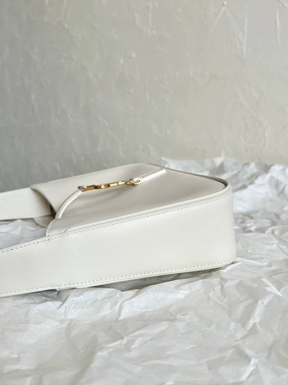 ys1 le5à7 光滑牛皮腋下包鳄鱼纹🐊 没找到他们家出的包包越来越极简主义 线条流畅，没有一丝一毫多余的废话 包身正面的一个logo说明一切 能留下来的都是这种简单款 日常最好搭配的也是这种 头层牛皮不仅光滑 皮感摸起来还有一点点韧度 内里搭配了我最爱的麂皮 真的是里里外外都非常打动人🖤 我的私心强推！ 23×16×6.5cm651350m