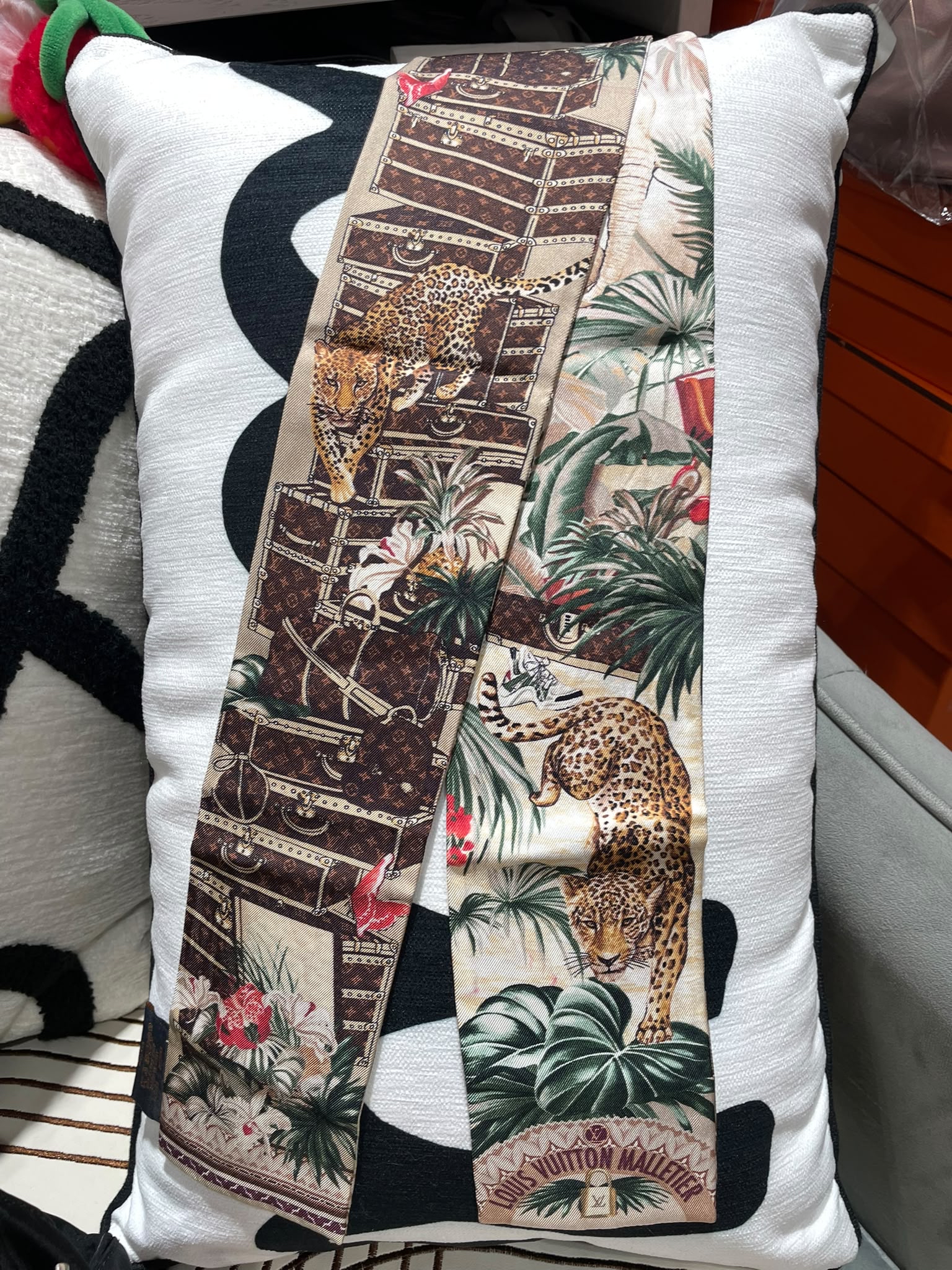 LV Twilly 100%Silk 100%Authentic, 98%New