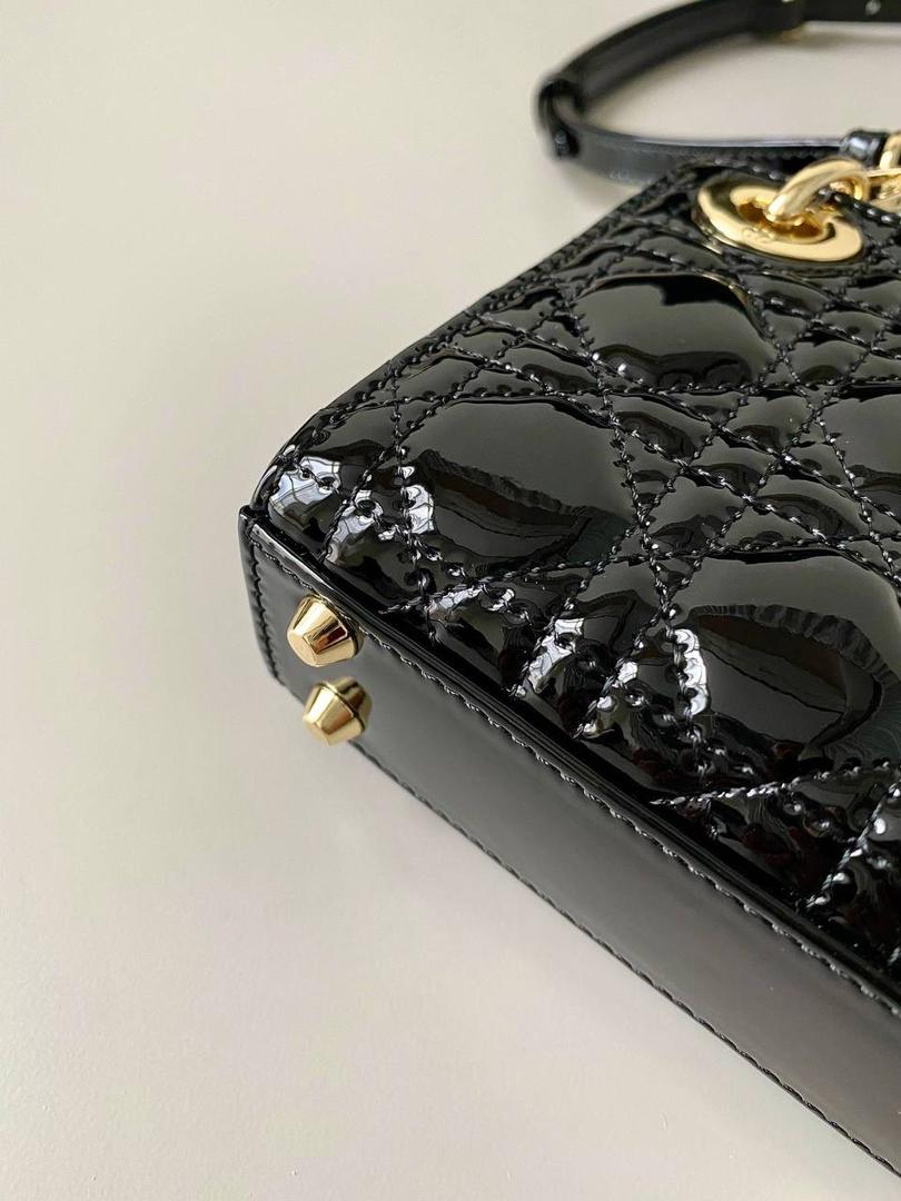 𝗗𝗜𝗢𝗥 𝗺𝗶𝗰𝗿𝗼 𝗹𝗮𝗱𝘆 𝗯𝗮𝗴 漆皮黑 火爆全网的最新超mini系列 天阿噜！小小只，简直太太太太可爱了！ 精致到巴掌大小，无敌治愈我这颗少女的心啊！！🖤🖤 size：12×10×5cm