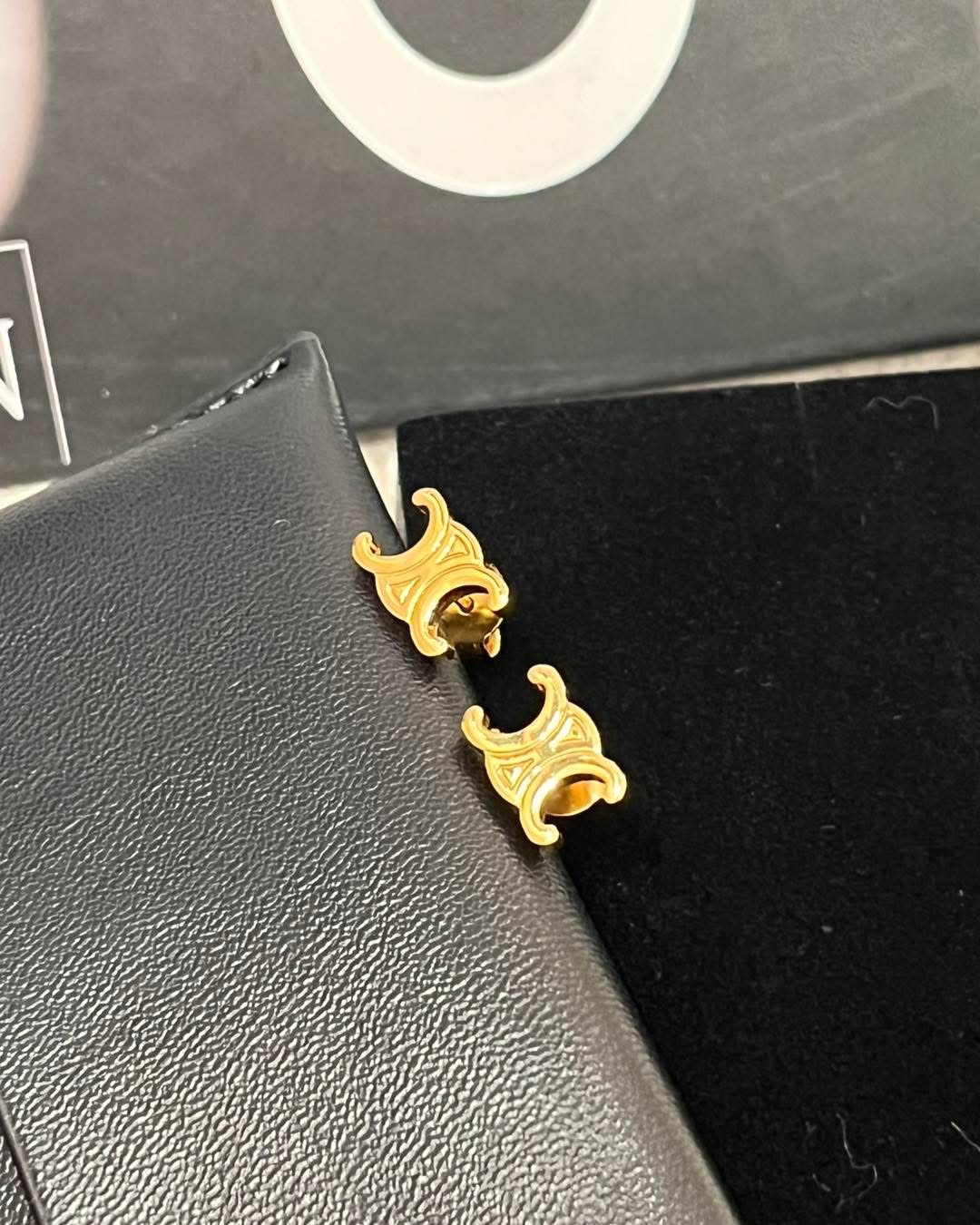 全新 CELINE Triomphe Studs Earrings 100% Authentic, 全新未使用品  ✅tap booklet✅dust bag ✅box