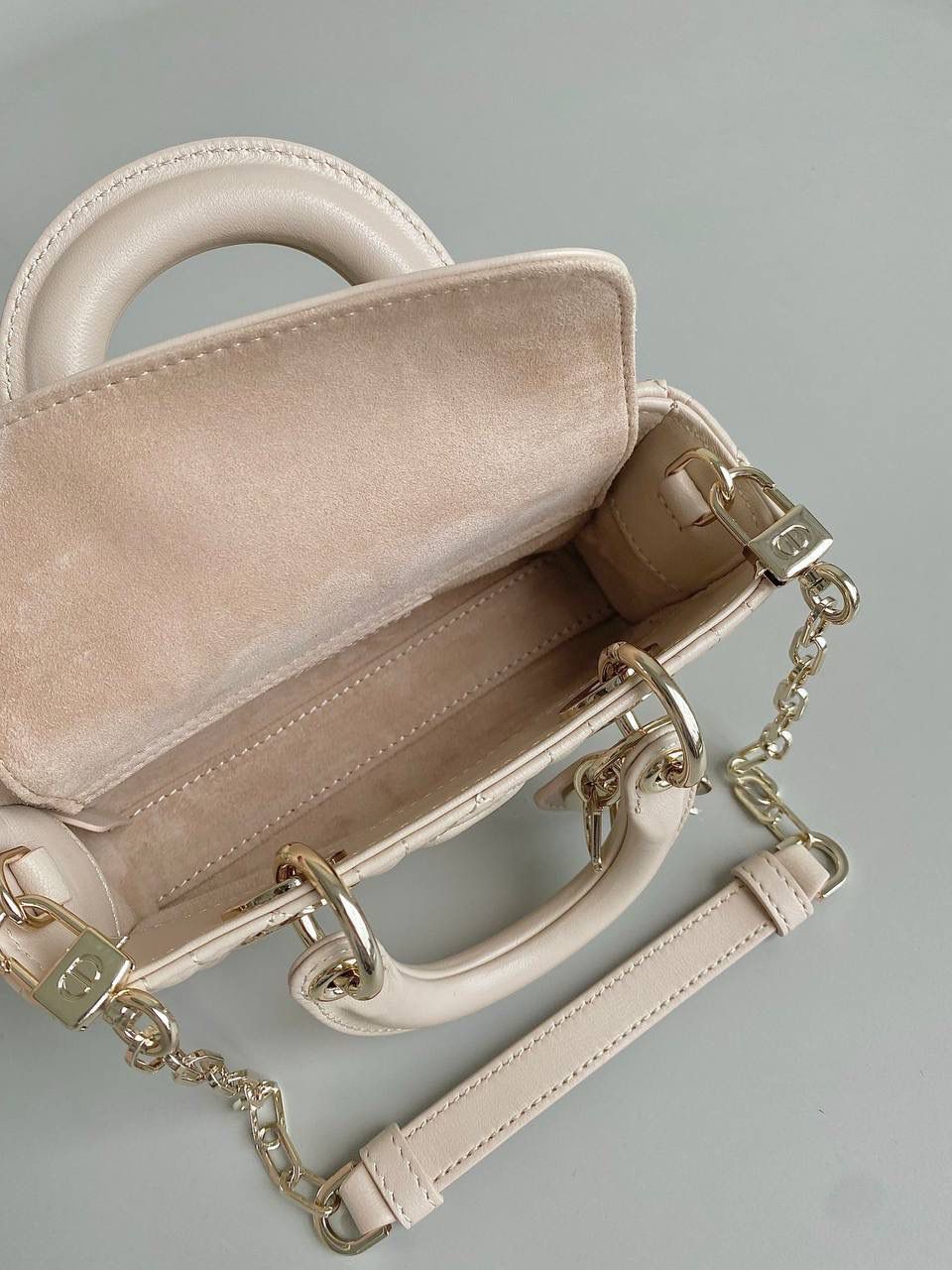 胭脂米色🤎超迷你 𝗗𝗶𝗼𝗿 𝗗-𝗝𝗼𝘆 𝗯𝗮𝗴七夕爱心款 时尚果然就是轮回，回归了一把中古戴妃 长方包形，短链条➕细长肩带直接封神！！ 复古时髦感超强，真是什么场合都可以把住 绝对是lady中的天花板了，强势出圈啦姐妹们😍🤩 17.5×10.5×6cm