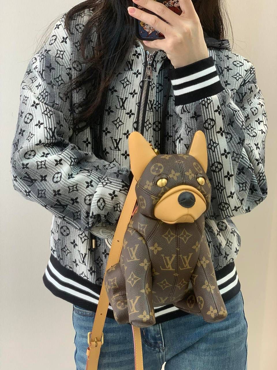 LV法斗包👜✨ 今天约个不一样的包背背吧！ LV25男士早春新款——PoochBag狗狗包 这一季的配色那叫一个洋气，最出圈的就是王鹤棣拿的这支PoochBag，惟妙惟肖的小狗包包，这个设计太🉑了，不管是爱包人士，还是喜欢收集公仔的，都会喜欢，往怀里一抱，时髦又洋气，俏皮又酷酷的，妥妥的凹造型神器😍 尺寸：28 x 19 x 18 厘米