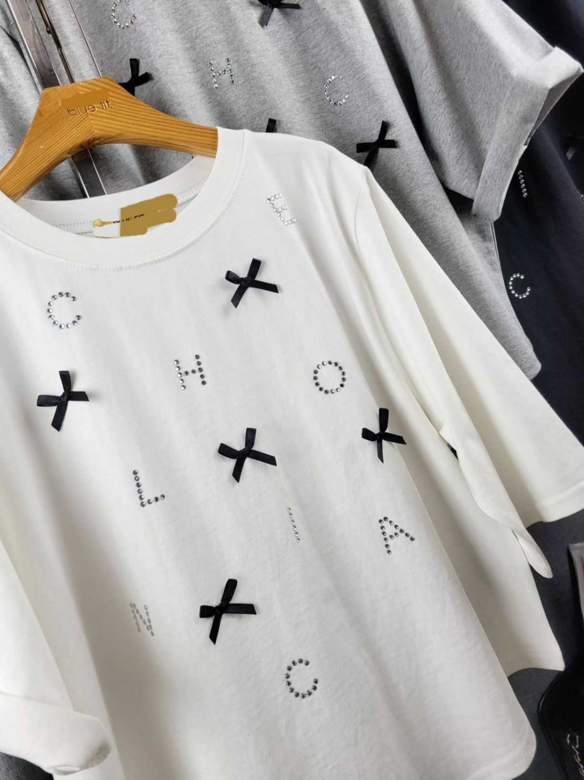 🎀【不規則美學】蝴蝶結刺繡字母短袖 Tee