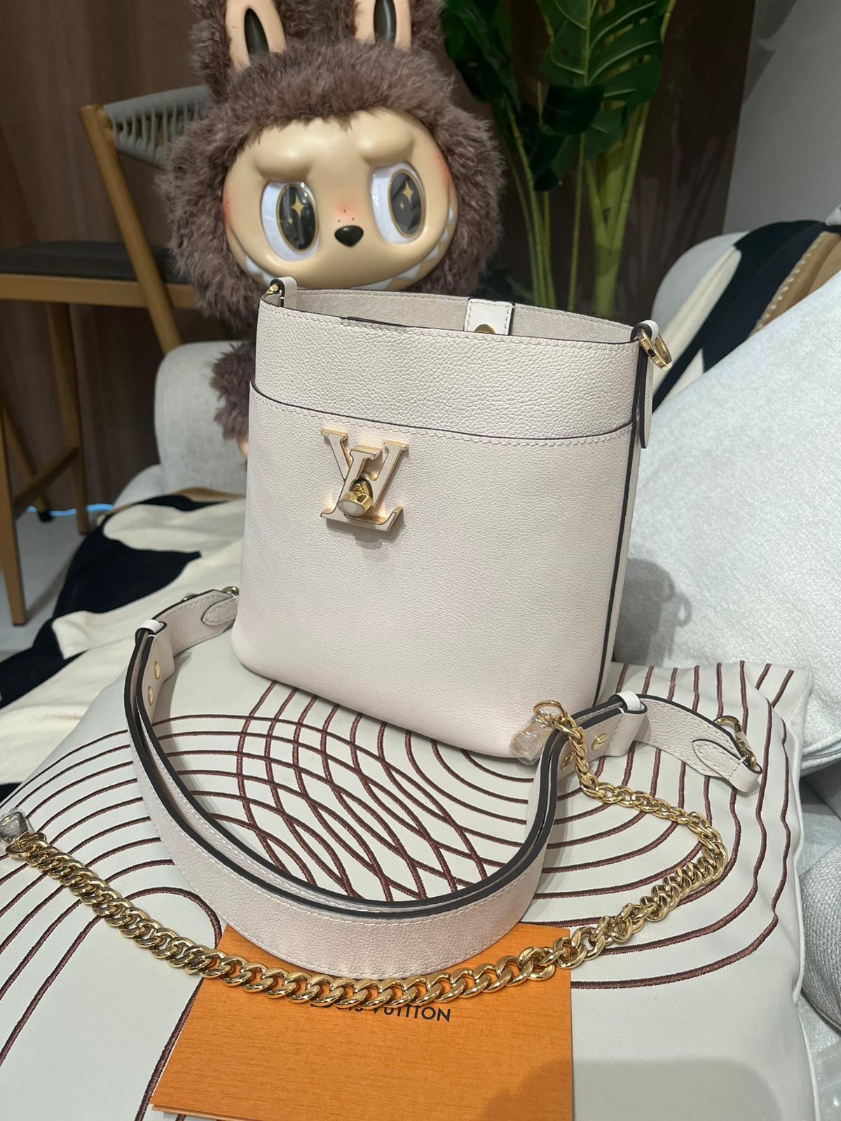 Lv lock and walk bucket bag M24638 100%Authentic ,99%new ✅專門店收據✅NFC✅dust bag  