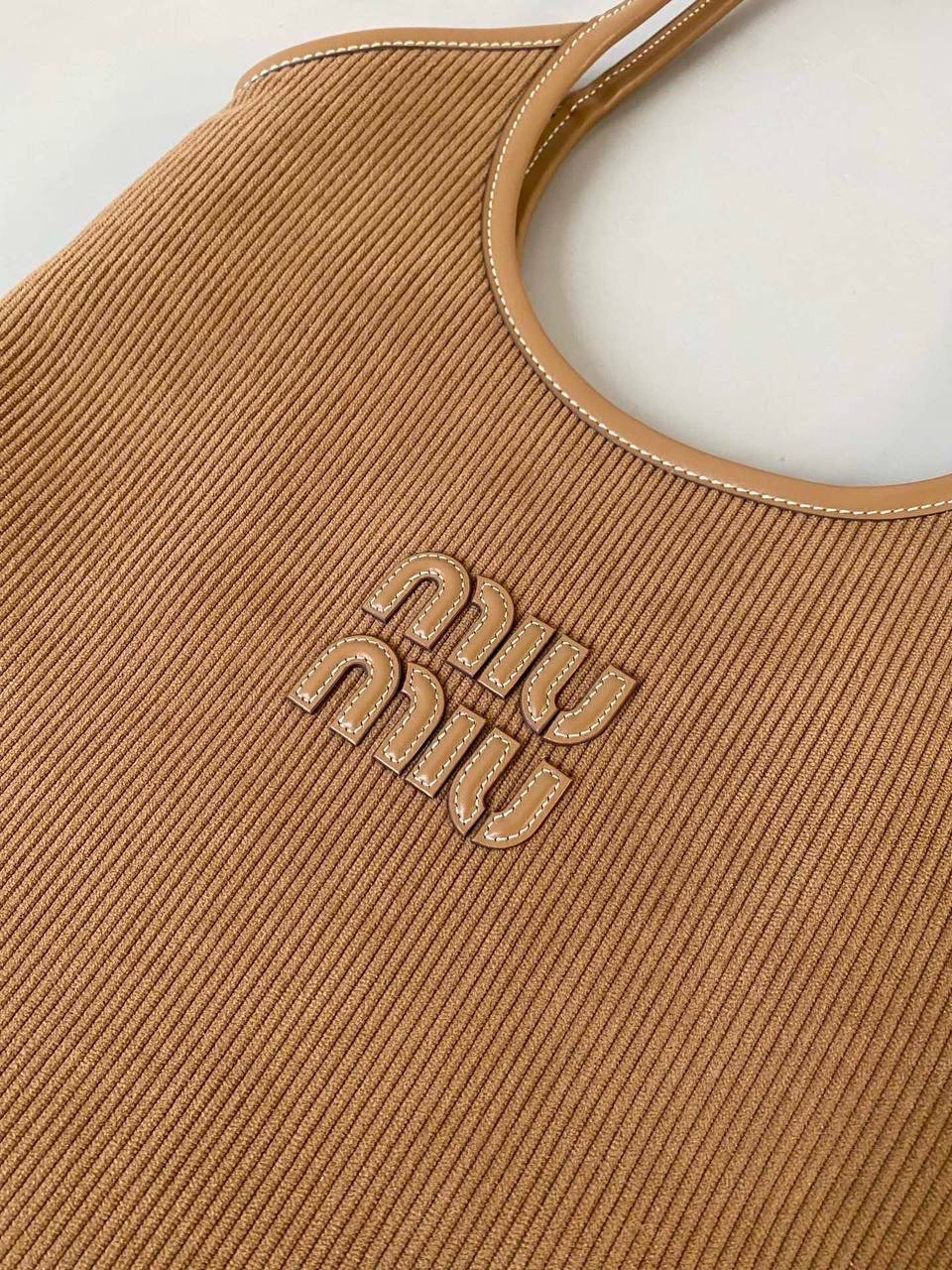 🈶肉桂色 𝗠𝗶𝘂𝗠𝗶𝘂 托特，大爆款 火爆全网miu系灯芯绒来啦！ 软绵绵质感，秋冬季的断货王！！ 它的质地厚实结实却又柔软舒适 是时尚界中不可或缺的百搭单品了 超大容量更不用多说，挺阔感满分 整体非常慵懒惬意，真的做到好看 好背 好用 35×40cm #F0110m