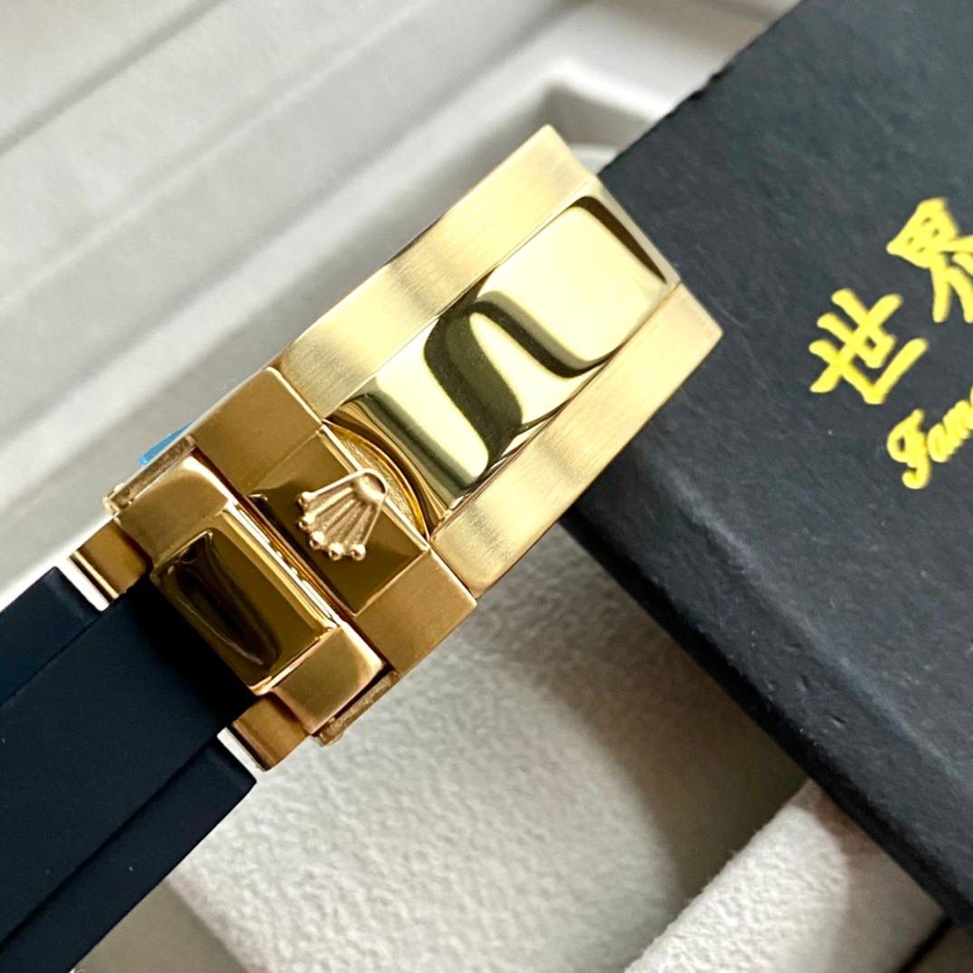 国民最爱跑量款❗️迪通拿最新款【陨石面】劳力士Rolex超级迪通拿版本 表径40x12 底盖印制有18K电镀效果 【蓝绿夜光】字面跟针的夜光不同于市场其他版本的蓝色夜光，修正使用与正品同步蓝绿超级夜光粉 使字面钉更光亮 夜光更强发光时间更久！ 【字面】经过不断调正打磨，陨石面更加接近原装水准 立体层次感十足 【镜面】超强矿物质玻璃 镜面6字位同步正品防伪小皇冠标志 【陶瓷圈】本厂圈口一体成型高精密陶瓷圈色差也是必须降到最低 圈口角度与字体大小字体颜色更明显与原版一致 【机芯】采用全自动机械机芯 三个小秒功能全部对版正品 6字位小秒