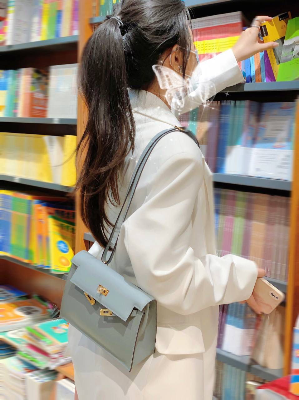 『亚麻蓝·金』 ‘’Kᴇʟʟʏ ᴅᴀɴsᴇ • Evercolor 🎀 时尚圈就是一个圆！ 最厉害的就是六种背法： 斜背、侧背、肩背、腰包、背包、手包 集美们一定要安排起来‼️ 22Cm