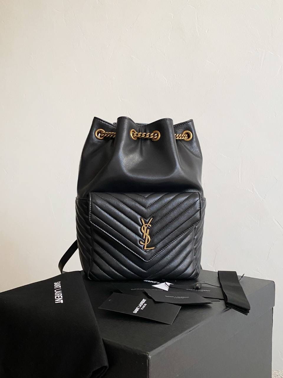 到货啦❗️ ys1 joe羊皮双肩包🖤 这只双肩绝对他们家这个品类的it bag 这个款出了好多年了 只有真的好看好背才能不被淘汰 羊皮的手感特别治愈，超级软乎 在链条肩带的双肩包里来说 这只是属于包身正好，容量巨大的类型 好实用呀，强推强推！！ 29×22×15cm672609m