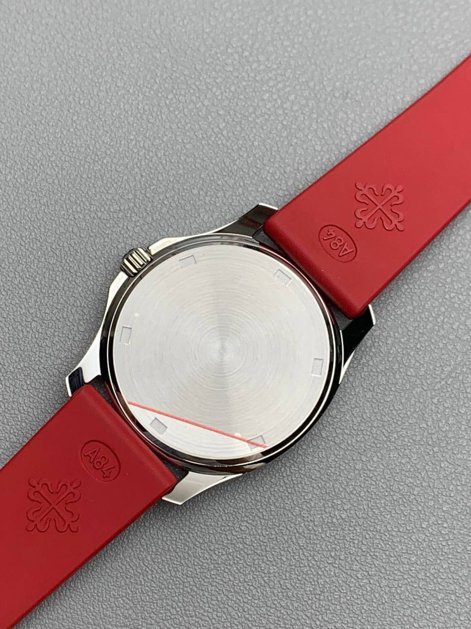 百达翡丽 5067A 手雷 石英女表 ——PPF继续购入原装PP--5067A腕表，独立拆解开模。完美还原PATEK PHILIPPE--5067A全系列石英腕表，带来全网最佳的复刻产品和极致体验。 【表带 扣】 1.采用与原装一致的天然复合橡胶（Tropical）材质，经久耐磨，可抵抗海水侵蚀和紫外线辐射。 2.完美克隆Aquanaut最新表扣，即使在非常细小的拐角处上也做有倒角润饰，确保还原正品般的舒适感。 【表壳】 1.腕表尺寸35.6X7.7mm 圆润的八角形表壳与原装一致，保持着复古的造型和精湛的打磨。 2.旋入式把头设计和实心底盖吻合与原版 3.表圈镶嵌46颗顶级施华洛世奇水晶（共计1克拉） 【机芯】 瑞士石英机芯改PPCal.E23-250芯。走时稳定，续航持久，性价比超高。