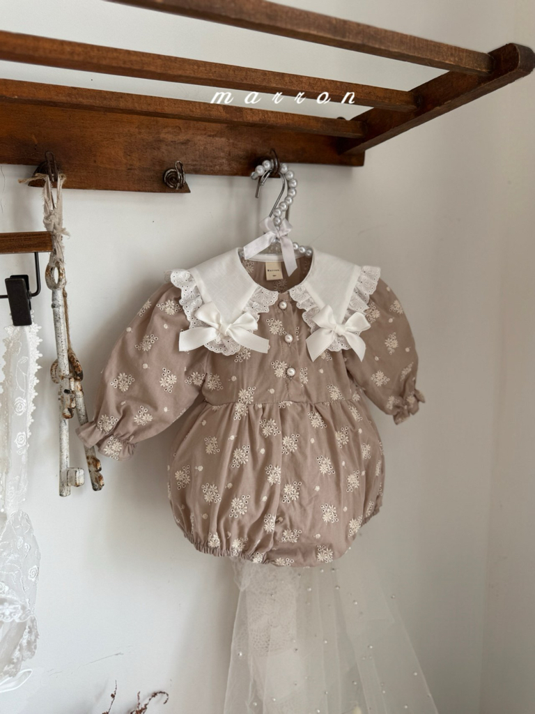 🌸預訂 韓國直送🌸🇰🇷Marron兩色花卉刺繡絲帶蕾絲翻領包屁衣