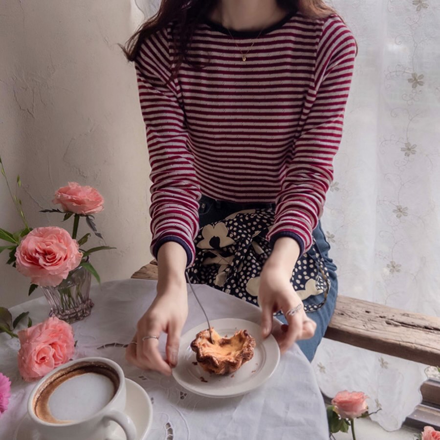 ❥橫間通花針織上衣。