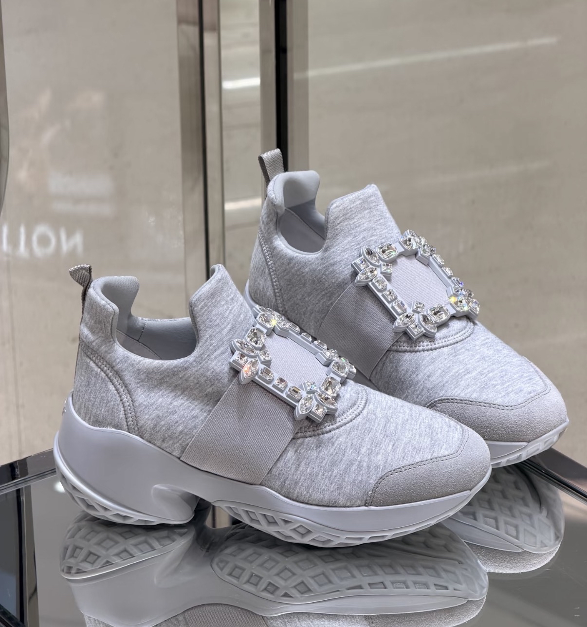 限時優惠✨新色🆕訂貨🍒RV VIV’ Run 鑽扣灰色sneaker Size 35.5-39/40