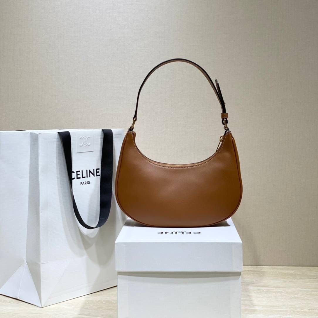 🔥大货实拍图 𝗖𝗘𝗟𝗜𝗡𝗘 ♥ 光滑全皮纯色𝗔𝗩𝗔 此番Ava bag以Smooth Calfskin材质呈现丝滑流畅的外观，再搭配精致饰边，小牛皮衬里与五金配件，尽显简约高雅格调。 型号：193953 尺寸：23*14*7cm