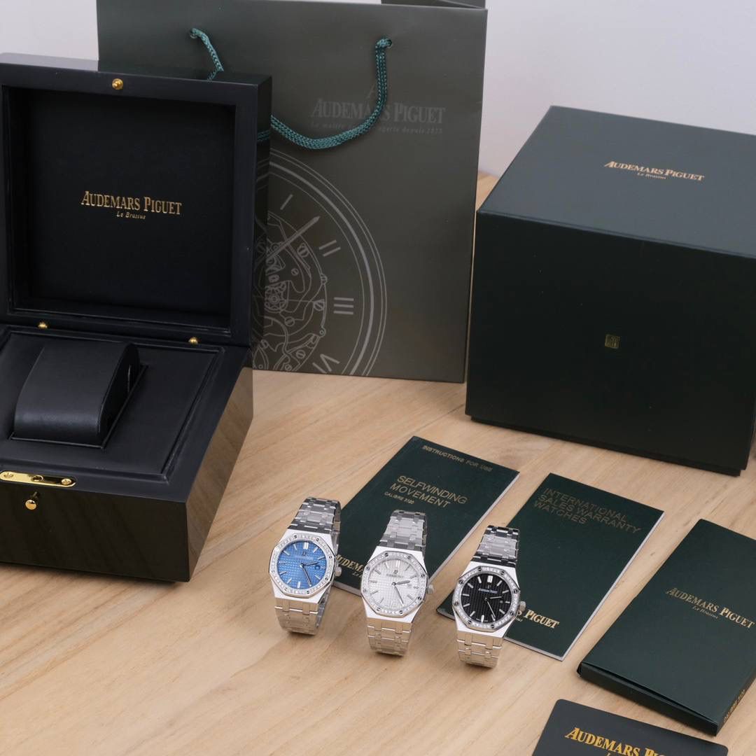 爱彼皇家橡树系列中的女士石英腕表，型号为67651ST.ZZ.1261ST.01。爱彼皇家橡树系列独有的八角形外观还拥有爱彼独特的设计风格也将女士优雅风格融入其中，深受女士们的爱戴，33毫米的尺寸，更符合国人手型，但也将爱彼独有的纯净美感与刚毅线条展现的淋漓尽致。 而镶满钻石的表圈也为佩戴的女士增添了更多的柔美跟闪烁，40颗明亮型切割合成钻 vvs级，火彩出众，总重约0.71克拉，搭载瑞士原装石英机芯、拥有实用的日历显示功能，蓝宝石玻璃镜面，超立体表盘，50米防水，7mm薄款设计，女士们佩戴起来不会显得沉重 货数量不多，吊打市场通货，配全套专柜包装，非市场那种矮小盒‼️💯😎