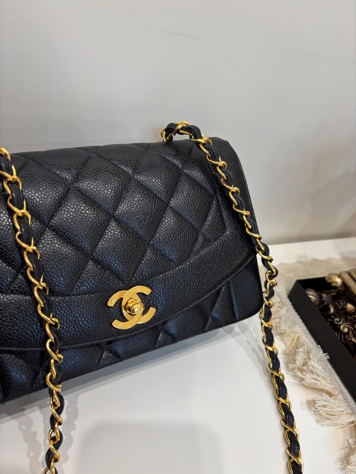 Chanel Diana Flap Bag 黑色荔枝牛皮金扣 100%Authentic, 95%New ✅Card ✅Dust bag✅Box