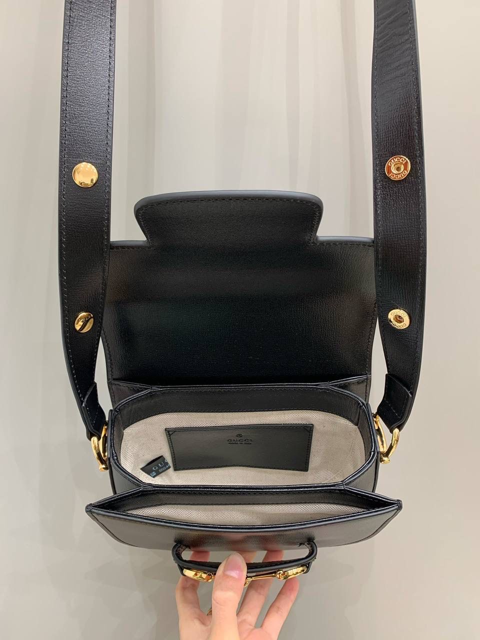 新背景实拍正品级 。Gucc1 horsebit半圆迷你全皮黑 （纯铜五金原厂皮） 这个小可爱是真的可爱，小小乖巧的一个 经典的设计加上配色，不管你是潮流的运动女孩👧 还是睿智的职场精英，又或者是优雅的气质女性 这款都是你完美生活中的一款适合的穿搭单品 经典百搭 实用而又不失个性时尚 1955系列寓意马到成功 来掌握自己的人生方向吧！ 型号760191；尺寸17/18.5/7.5cm