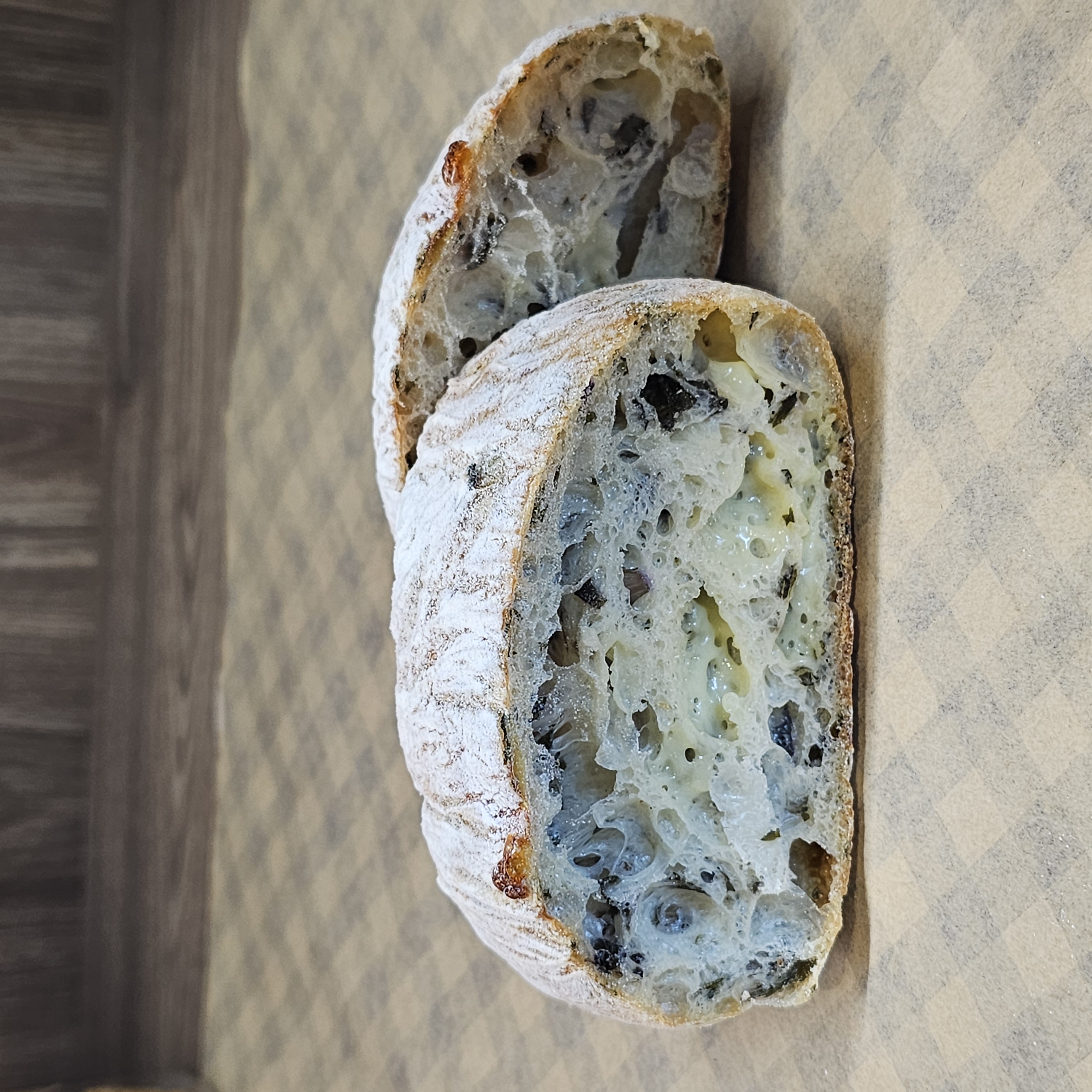 阿嫲｜紫蘇葉芝士 CIABATTA｜草本清香 芝士鹹香