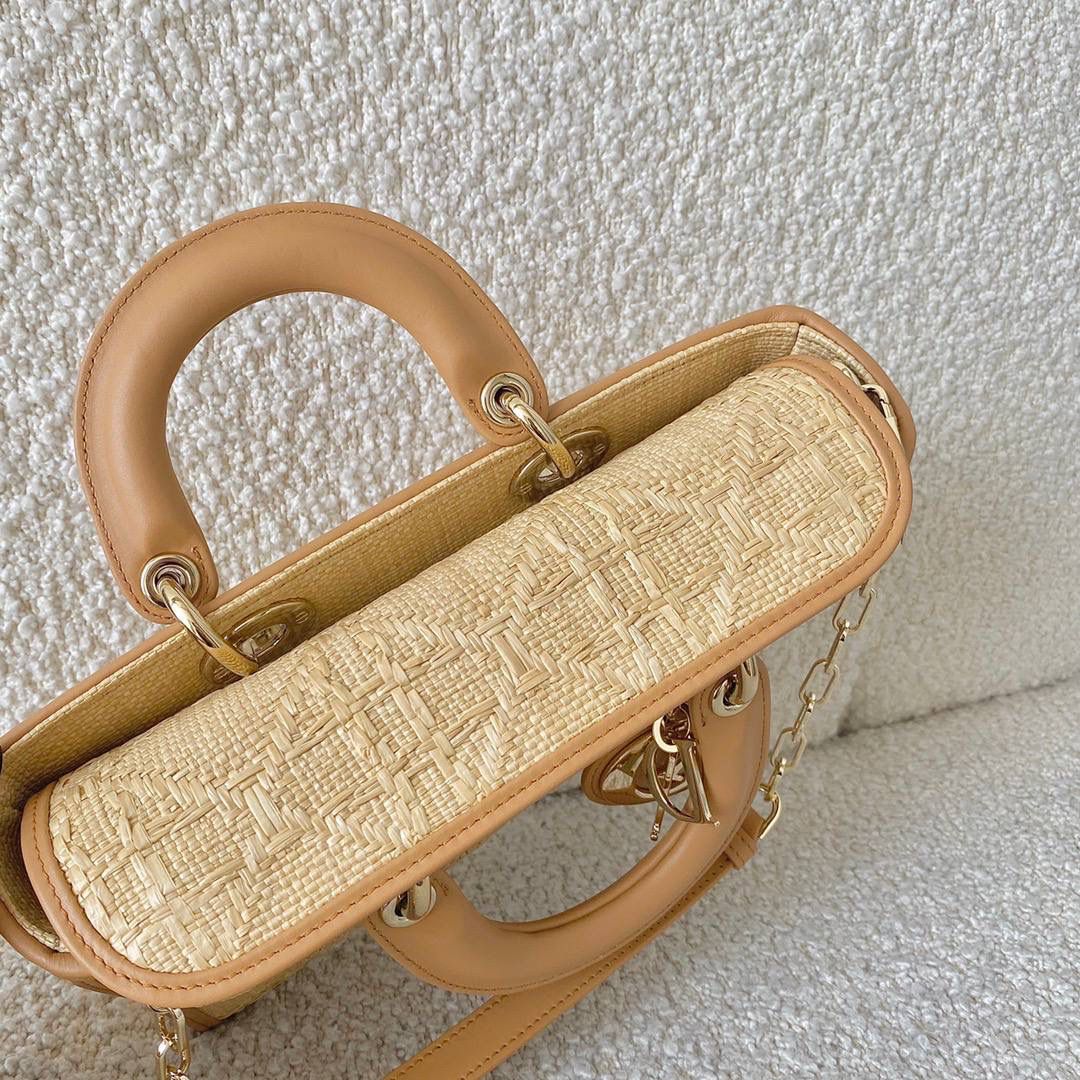 𝗗𝗶𝗼𝗿 𝗗-𝗝𝗼𝘆 𝗯𝗮𝗴拉菲草（横版） 时尚果然就是轮回，回归了一把中古戴妃 全新拉菲草材质编织立体菱格，有种野奢感 这两年草编包很火，高级的度假风 长方包形短链条➕细长肩带直接封神！！ 我要迫不及待到夏天啦，想去浪的心啊🏝️❤️‍🔥 26 x 13.5 x 5cm