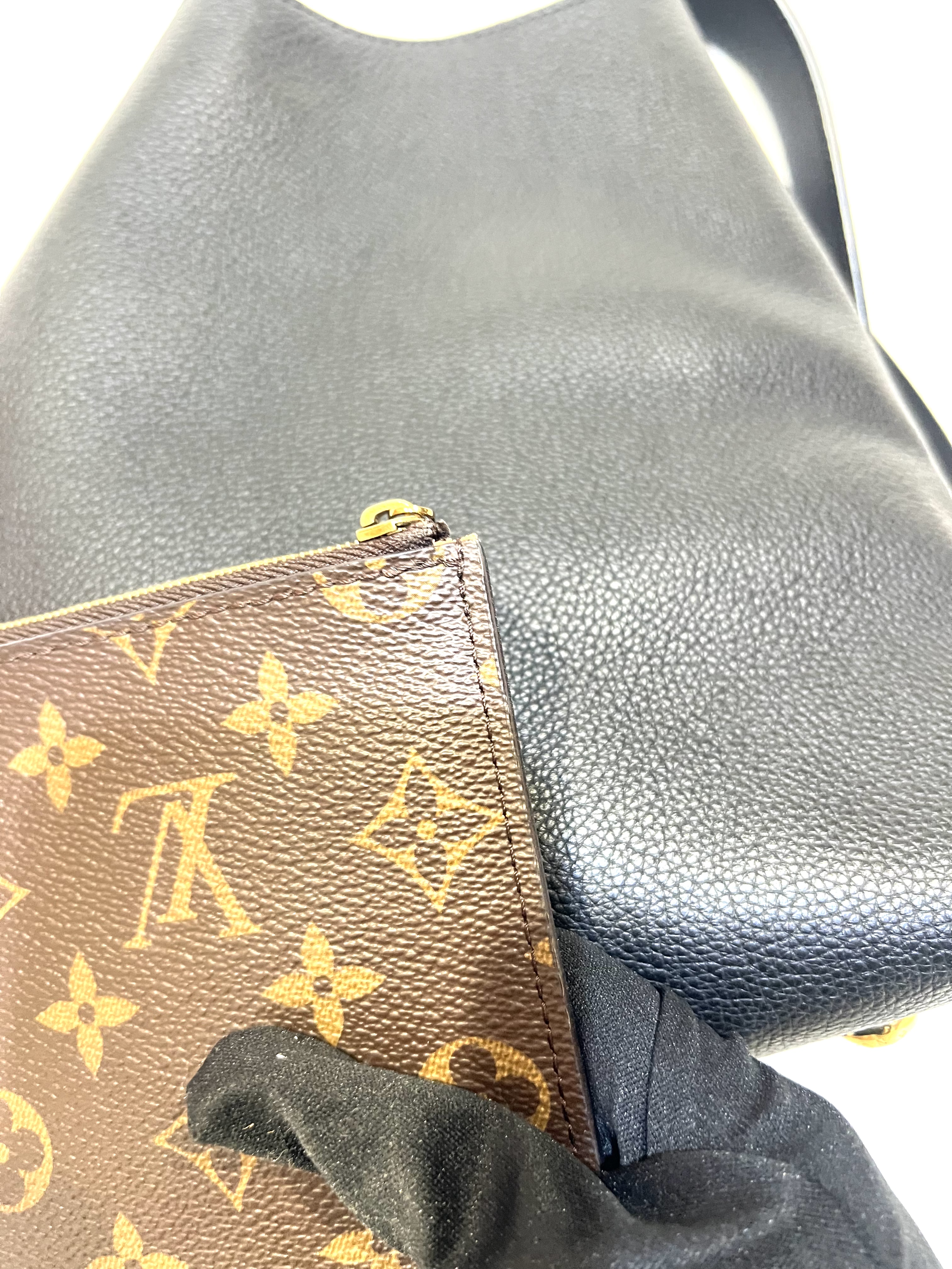 Pre-Owned Louis Vuitton Low Key Hobo MM / Product Code: 26041119