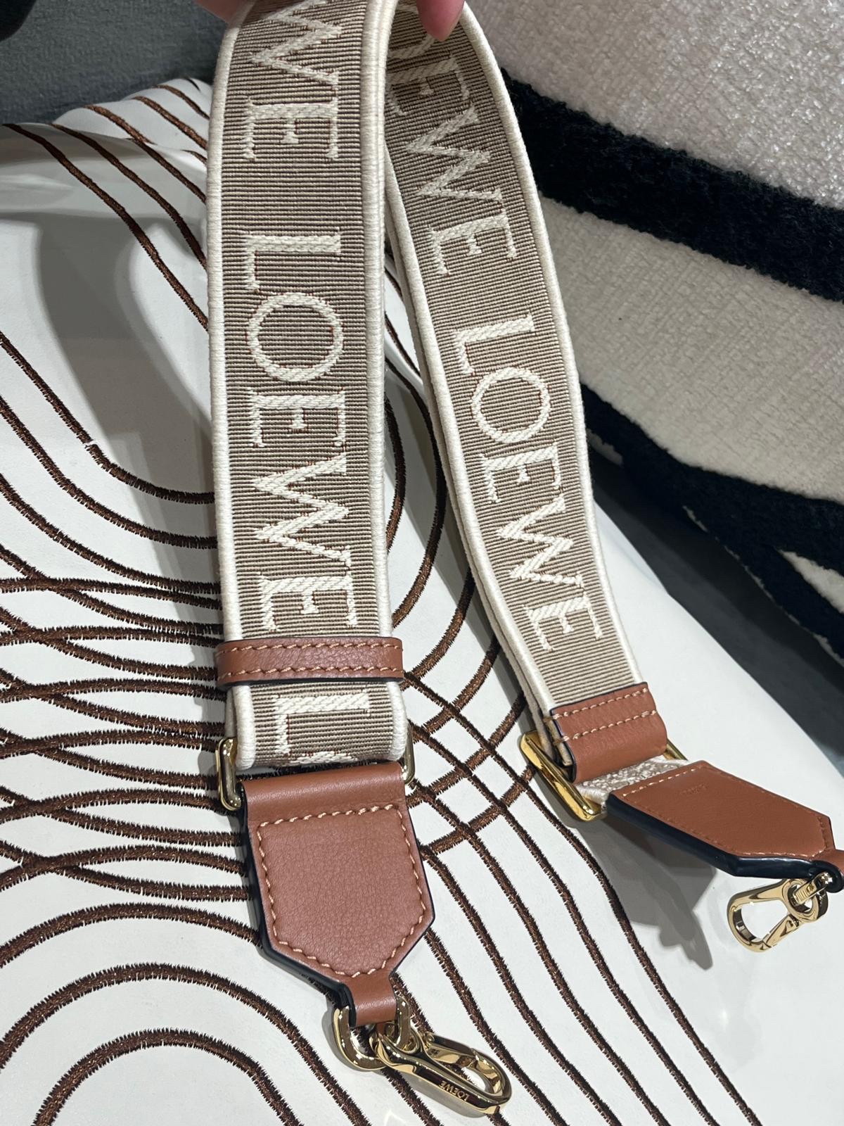 loewe strap anagram Tan 100%Authentic, 98%new ✅dust bag