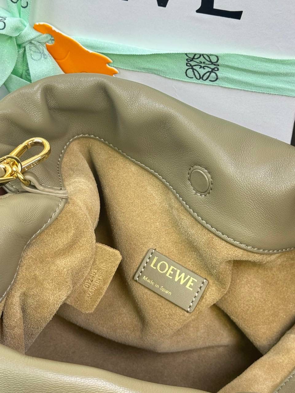 🎈中号链条款𝙁𝙡𝙖𝙢𝙚𝙣𝙘𝙤 𝙋𝙪𝙧𝙨𝙚羊皮 ——【桉树绿】 尺寸：𝟯𝟬-𝟭𝟬.𝟓-𝟮𝟬𝐜𝐦 编码：012403 【配全套礼盒】 👉🏻延续福袋收缩绳褶皱设计，羊皮包身手感细腻柔软❤️ 👉🏻链条肩带➕皮肩带的双肩带设计，时尚百搭，给足了集美们多样化的选择。肩带可拆卸可调节，磁扣开合，正面烫金𝙇𝙤𝙜𝙤，呈现出高贵典雅的视觉感😍 👉🏻独家背景➕独家品质➕独家全套砖柜礼盒套装，市场高端品质皆在我手✌🏻