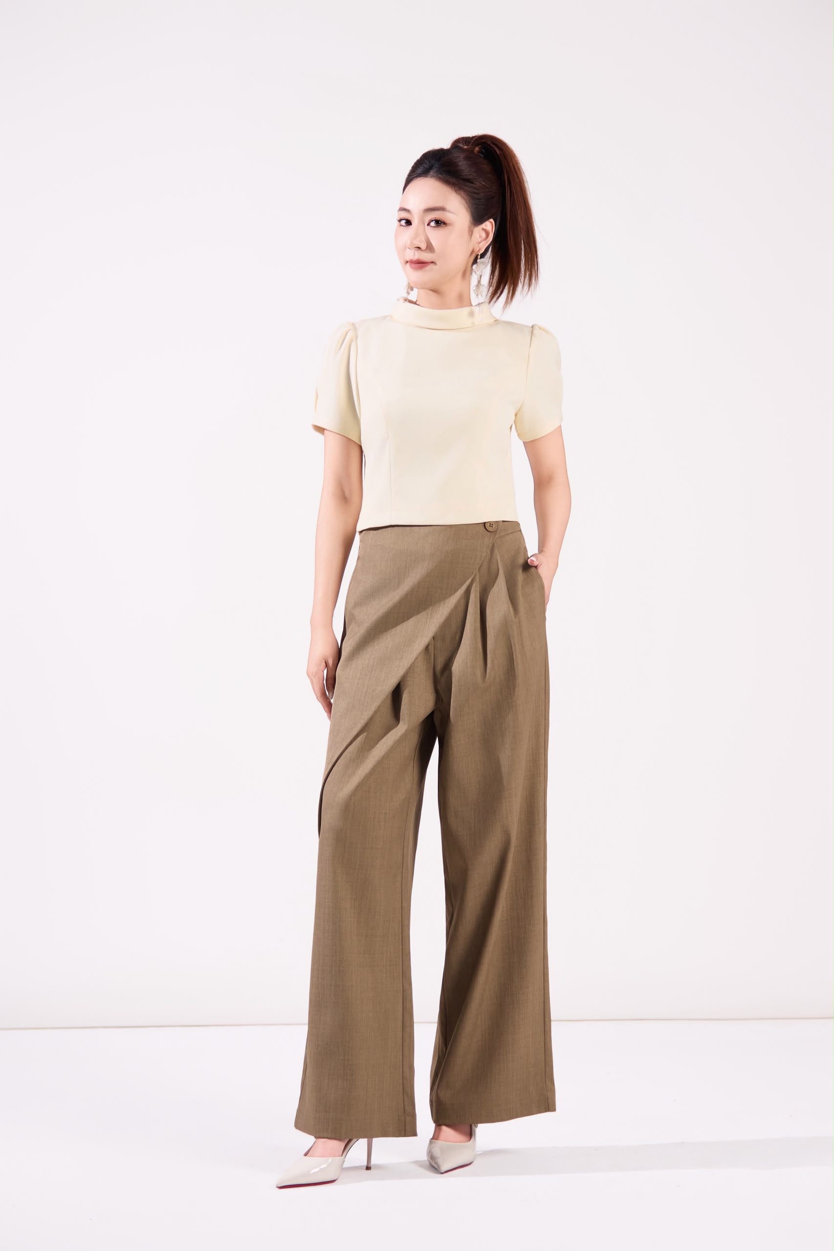 10141375 Elegant Mock Neck Puff Sleeve Top