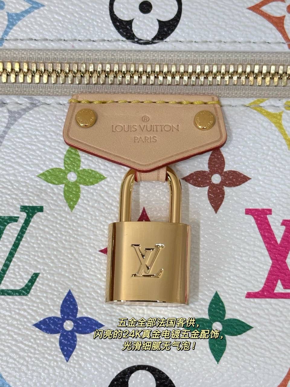 LV化妆包白三彩👜✨ 包身灵感来源于Louis Vuitton的vi老花旅行箱。以经典的方圆化妆包造型打造设计，让这款包包独显个性，搭配手提手柄与可拆卸链条带，日常手提肩背斜挎都很方便，不会觉得繁重。 包身缤纷的三彩Monogram，像是打翻了颜料盘，让整体变得特别年轻、有活力。不愧是村上隆和LV联名的系列！🌈❤️ 尺寸：19-12-6.5cm