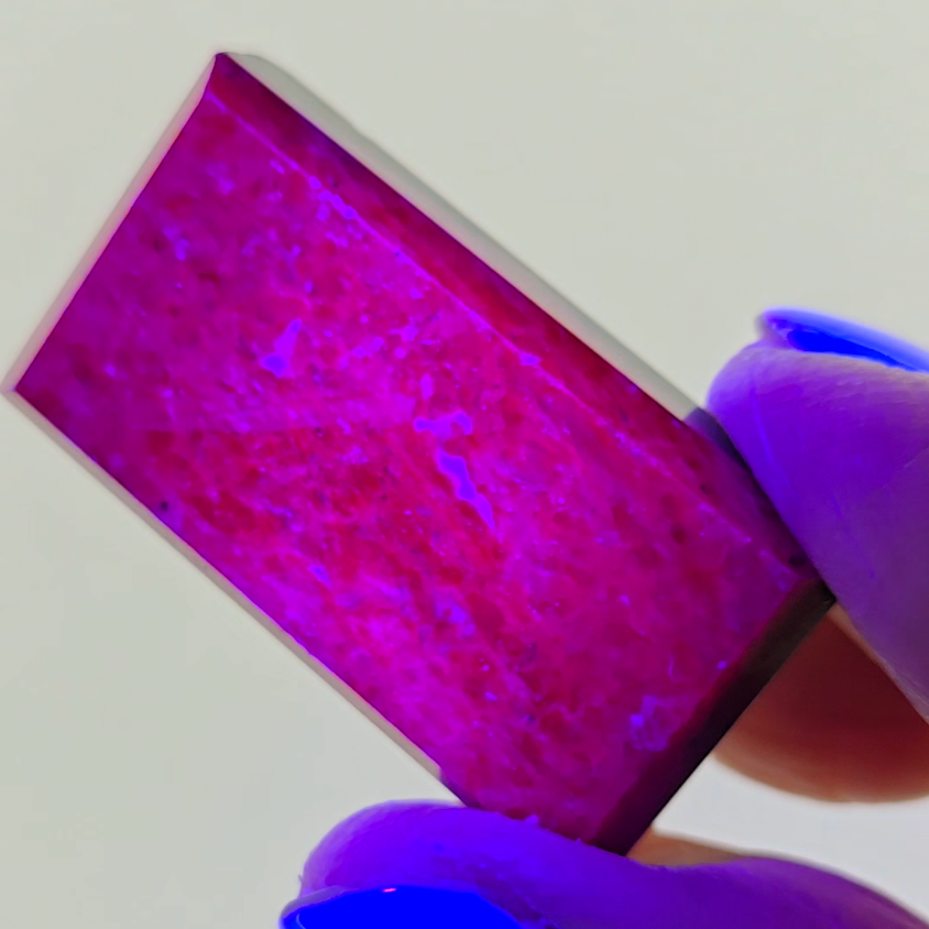 Ruby in zoisite with prismatic pattern and UV - RBY72