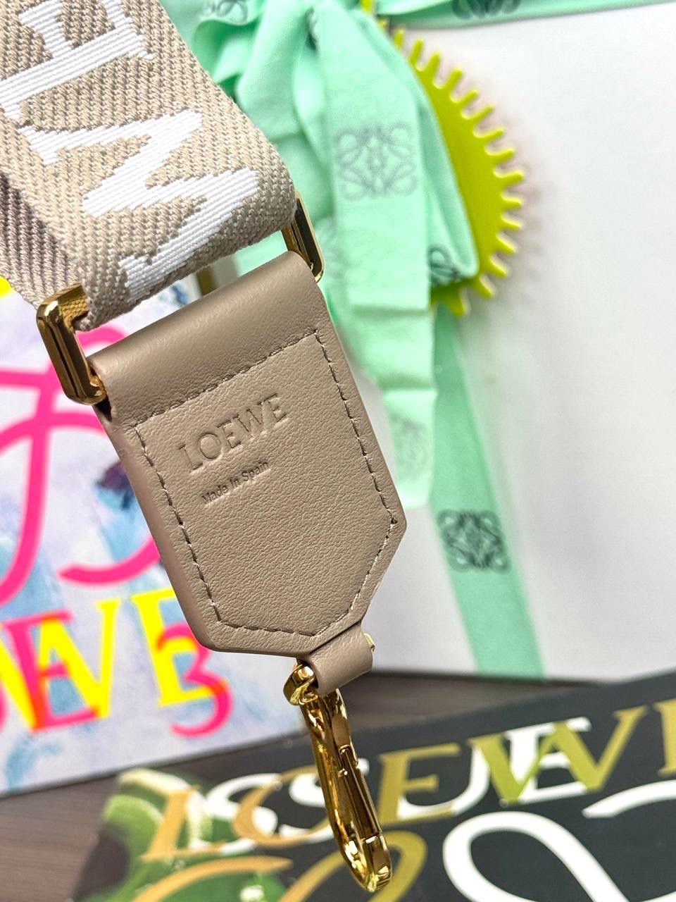 𝐀𝐧𝐚𝐠𝐫𝐚𝐦 刺绣肩带「沙色/新」 👈 全新升级上线♻️ 尺寸:131-4cm（长度可调节） 编码：182323