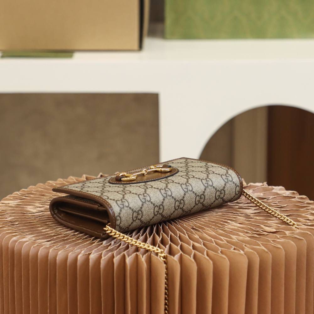 𝐇𝐨𝐫𝐬𝐞𝐛𝐢𝐭 𝐖𝐨𝐜 #621888# 全铜五金原厂皮 ☑️尺寸：19*10*3𝙘𝙢 这是一款复古又休闲的百变王牌 一包多用法 绝绝子 零钱包👛 手包👜 斜挎包 全部满足你日常使用！ 小包可以随时变成钱包多变用法， 轻松容纳手机plus/银行卡 内设分层结构 使用更方便，还有小镜子🪞搭配 随时满足你补妆的需求！ 颜值率也是爆棚的那种，超级好看！ 喜欢这种小包的小姐妹，赶紧安排起来🌟