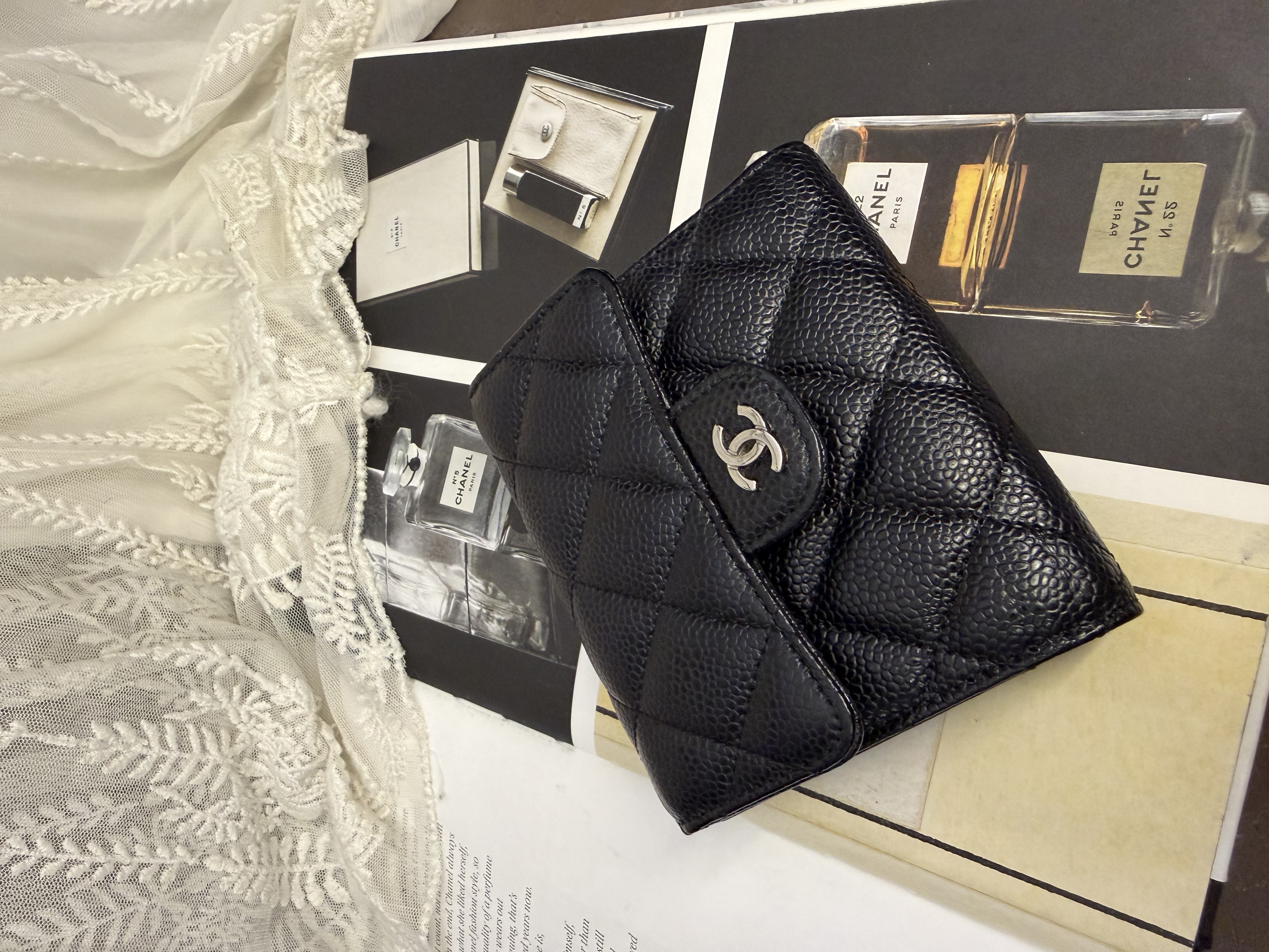 接近閑置 Chanel cc logo black caviar short wallet phw