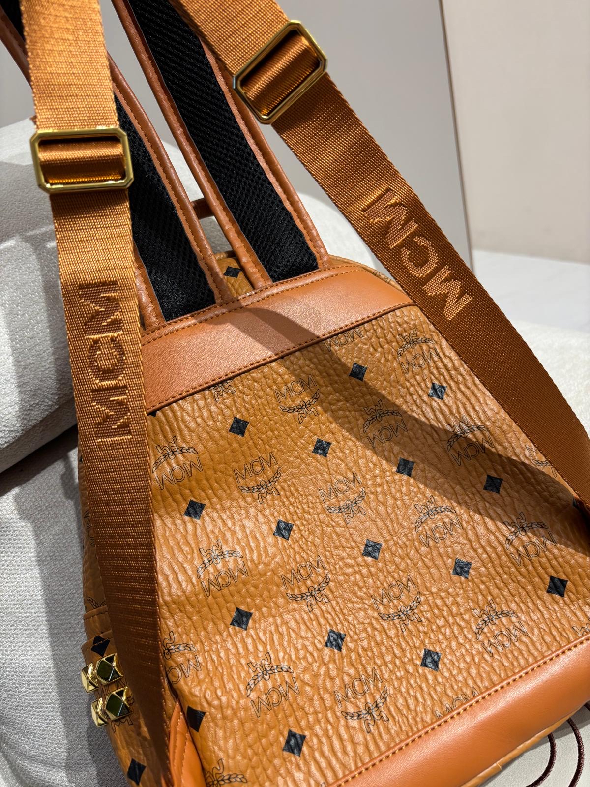 MCM Backpack Visetos 系列 Stark 側鉚釘牛皮後背包 100%Authentic, 98%New ✅Dust bag