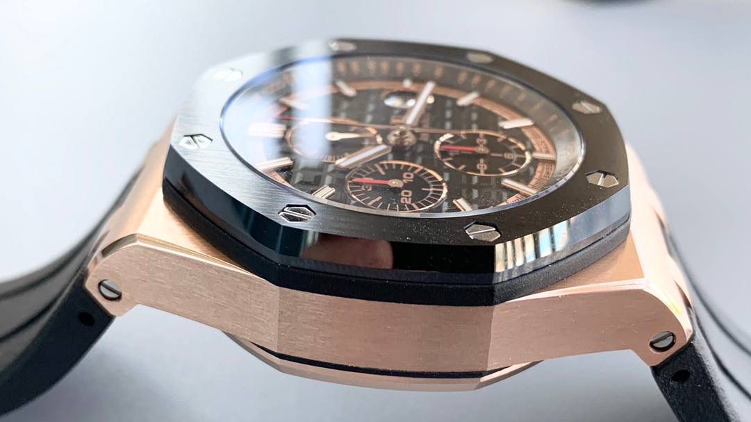 爱彼皇家橡树离岸型🔥💯横空出世。引用全新的彩色陶瓷锻造技术，表壳与圈口的选料，不惜重本使用日本进口的氧化锆，无需任何颜料，以超高的压力与超高的温度锻造，形成超高密度的彩色陶瓷，再经过百里挑一，确保每一个成品都与原版毫无色差！CNC级别的打磨，将整一个表壳的边边角角完美处理，即使陶瓷，也做到毫不割手。圈口的拉丝，经过顶级的打磨技术，做到每一丝每一线都毫无断续，每一颗六角螺丝都与表框处在同一平面，拒绝一丝一毫的凸显与凹陷，诠释了何为顶级的复刻工艺！