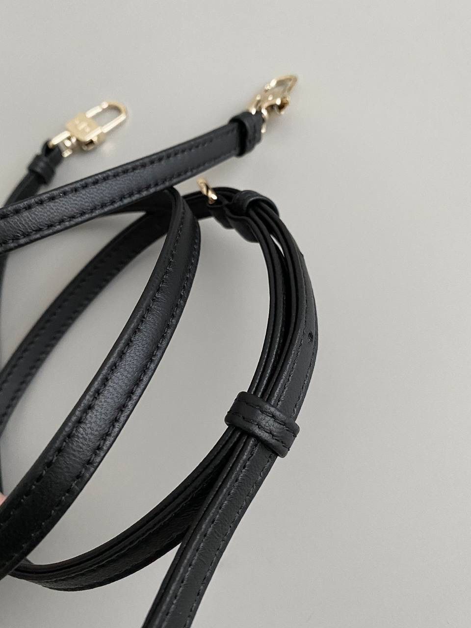 黑色超迷你🎀 𝗗𝗶𝗼𝗿 𝗗-𝗝𝗼𝘆 𝗯𝗮𝗴羊皮2023早春款 时尚果然就是轮回，回归了一把中古戴妃 长方包形，短链条➕细长肩带直接封神！！ 复古时髦感超强，真是什么场合都可以把住 绝对是lady中的天花板了，强势出圈啦姐妹们😍😍 17.5×10.5×6cm