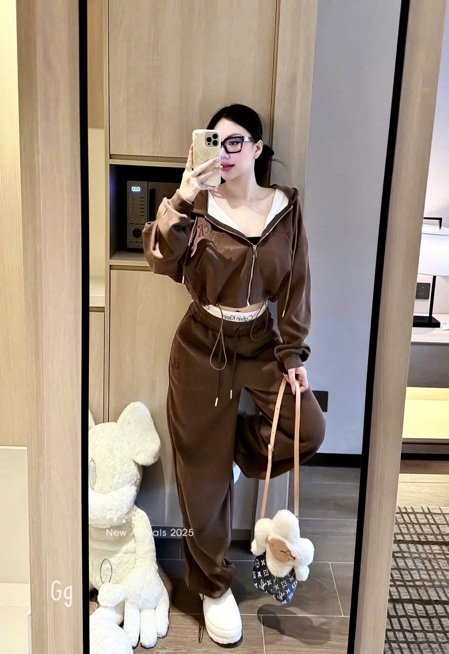 CK 短版連帽衫和寬褲套裝