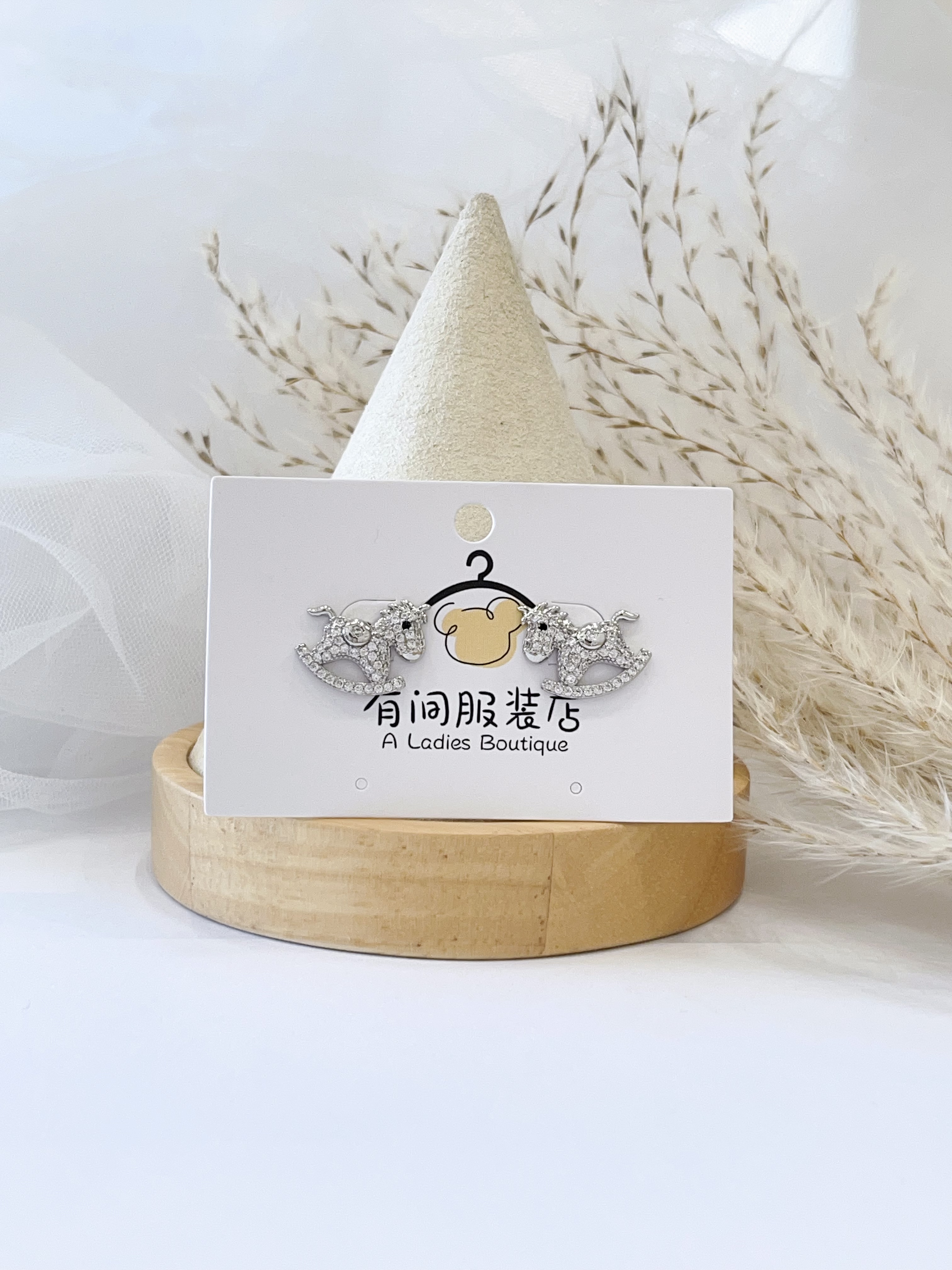 精致甜美锆石小木马耳环