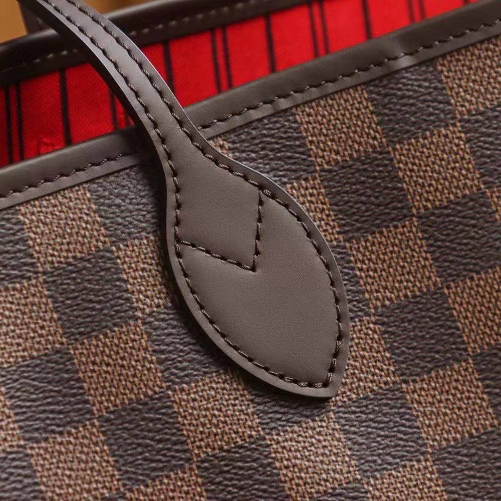 LV Neverfull 中号 👜✨ 传奇款回货啦 💯 容量大但不显笨，挺括又柔软～ 侧边系带一拉一放，造型随你变 ✨ 肩背或手提都好看，日常出门超实用 💕 Damier Azur 白棋盘帆布 📏 32 × 29 × 17 cm