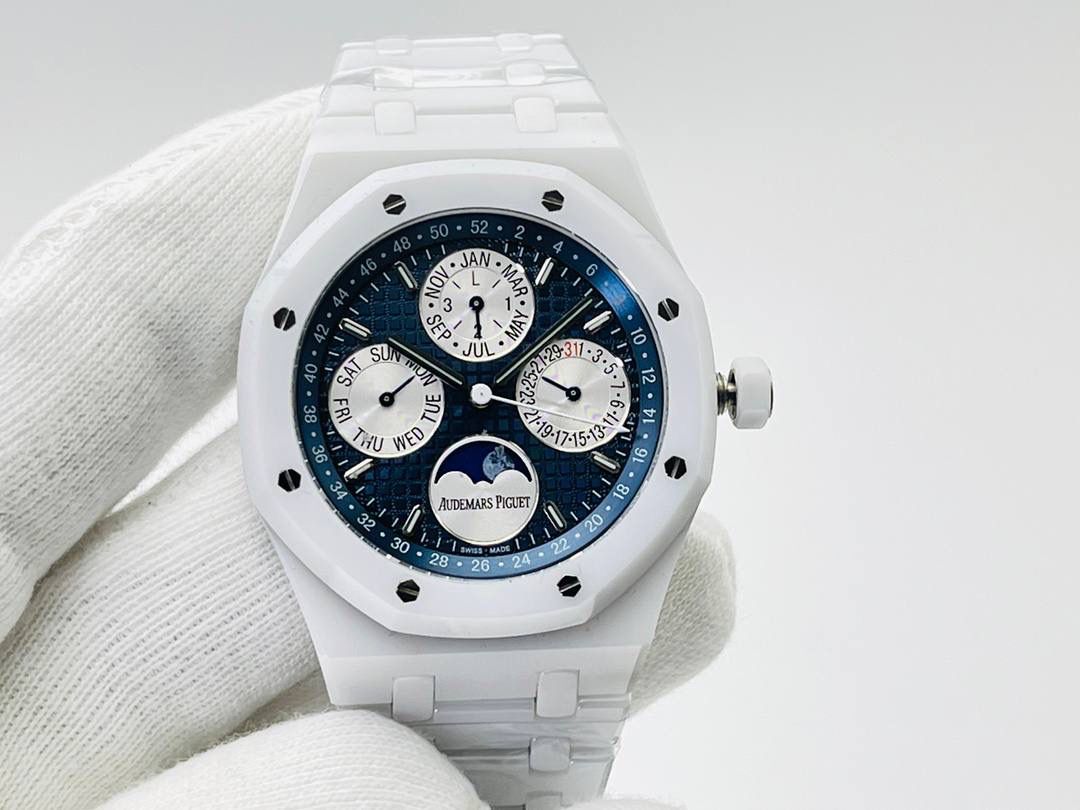 市场最高版本 顶级复刻 爱.彼皇家橡树系列腕表（陶瓷特别款腕表）🚀💯 1⃣️精彩亮点：在“Grande Tapisserie”大格纹装饰表盘上，日期、星期、月份、月相，和四个眼睛的位置与原装同步，（区别普通版本四个眼镜紧缩在一起）并以真实的月球图像显示天文精确月相，形成鲜明对比！ 2⃣️直径41毫米，厚度10.5毫米（区别市面普通版本14毫米） 3⃣️搭载定制版复刻一体机5134自动上链机芯！所有功能真实可用，所有功能真实可用，更薄 更像 ！