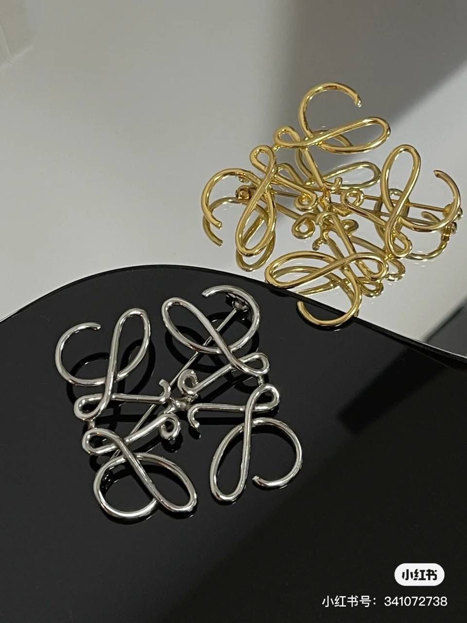 👑人气单品: LOE饰品胸针👑💏【金色/银色】 ❤️纯黄铜，真空电镀18K真金，纯德国进口设备铸造，精湛的手工艺，顶级还原。👌🏻 ❤️尺寸约5.1*4.7*0.15cm