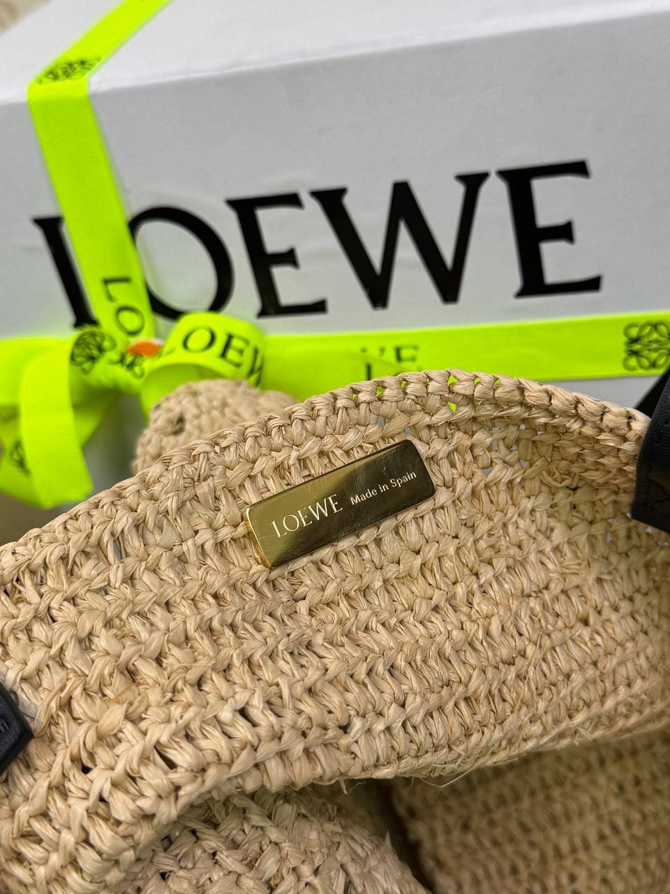 🎈*𝐏𝐮𝐳𝐳𝐥𝐞 𝐅𝐨𝐥𝐝折叠手袋👜*（进口拉菲草） ——全新【𝗡𝗘𝗪】升级‼️ 👉🏻延续经典𝙋𝙪𝙯𝙯𝙡𝙚的标志性几何裁剪设计、新晋顶流🅰️𝙋𝙪𝙯𝙯𝙡𝙚 𝙁𝙤𝙡𝙚 𝙏𝙤𝙩𝙚以折纸包为灵感、升级成🉑完全折叠‼️的结构、立体与平面任意切换、出差旅行🧳必备单品、可肩背或手提、正面饰品牌标志性英文Logo。 👉🏻采用进口拉菲草手工编织而成、该种材料工序复杂、制作成本高昂、但因其柔软度高、环保性能更好、不易变行被广泛应用。 尺寸：𝟐𝟓.𝟓-𝟏𝟒.𝟓-𝟑𝟏.𝟓cm 款号：052316