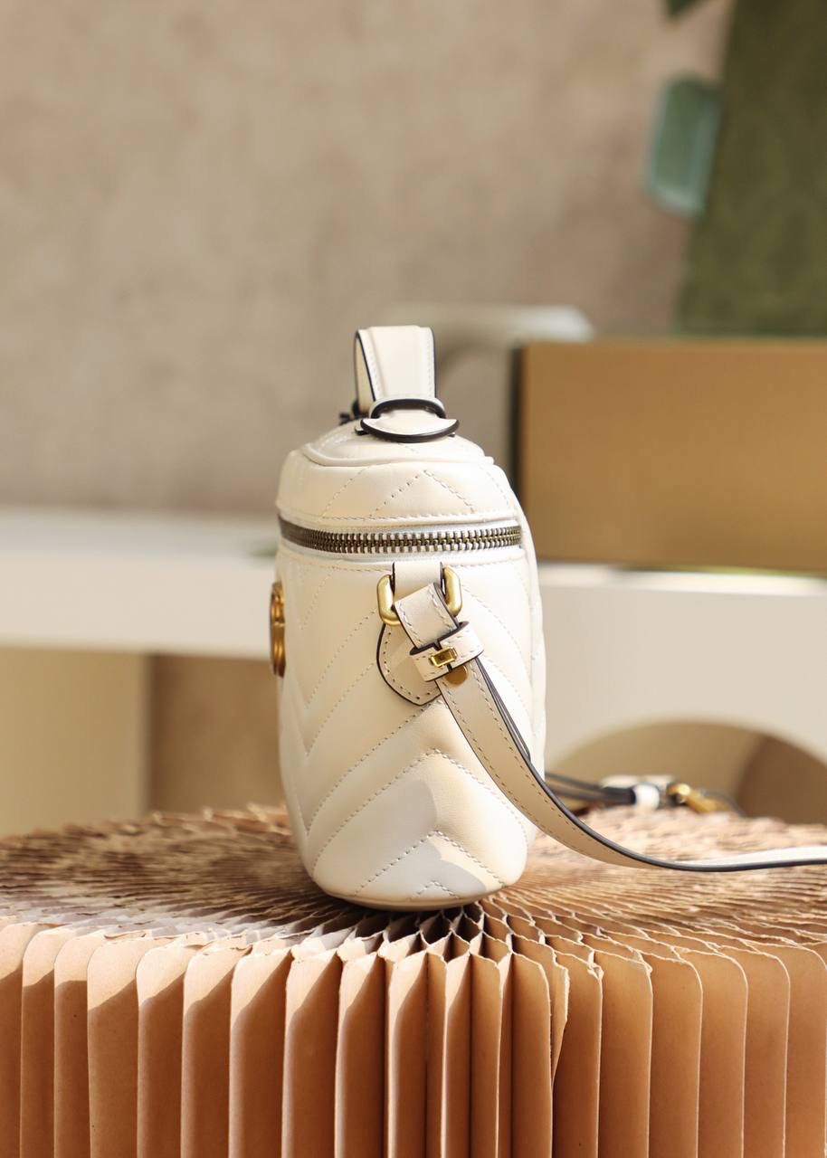 ▪️𝐆𝐆 𝐌𝐚𝐫𝐦𝐨𝐧𝐭新成员#672253#化妆包▪️ ☑️尺寸：19*13*7𝙘𝙢 𝙂𝙂 𝙈𝙖𝙧𝙢𝙤𝙣𝙩作为经典王牌的新成员， 作为宠儿精选的人员，以标志✅𝐆𝐆字母交织融合， 全新设计风格化妆包，融入经典元素，新颖演绎经典设计。 小巧的造型设计，容纳量非常🉑️ 手提的设计，🉑️手拧 🉑️斜挎 🉑️肩背。 非常精致可爱 时尚感爆棚！