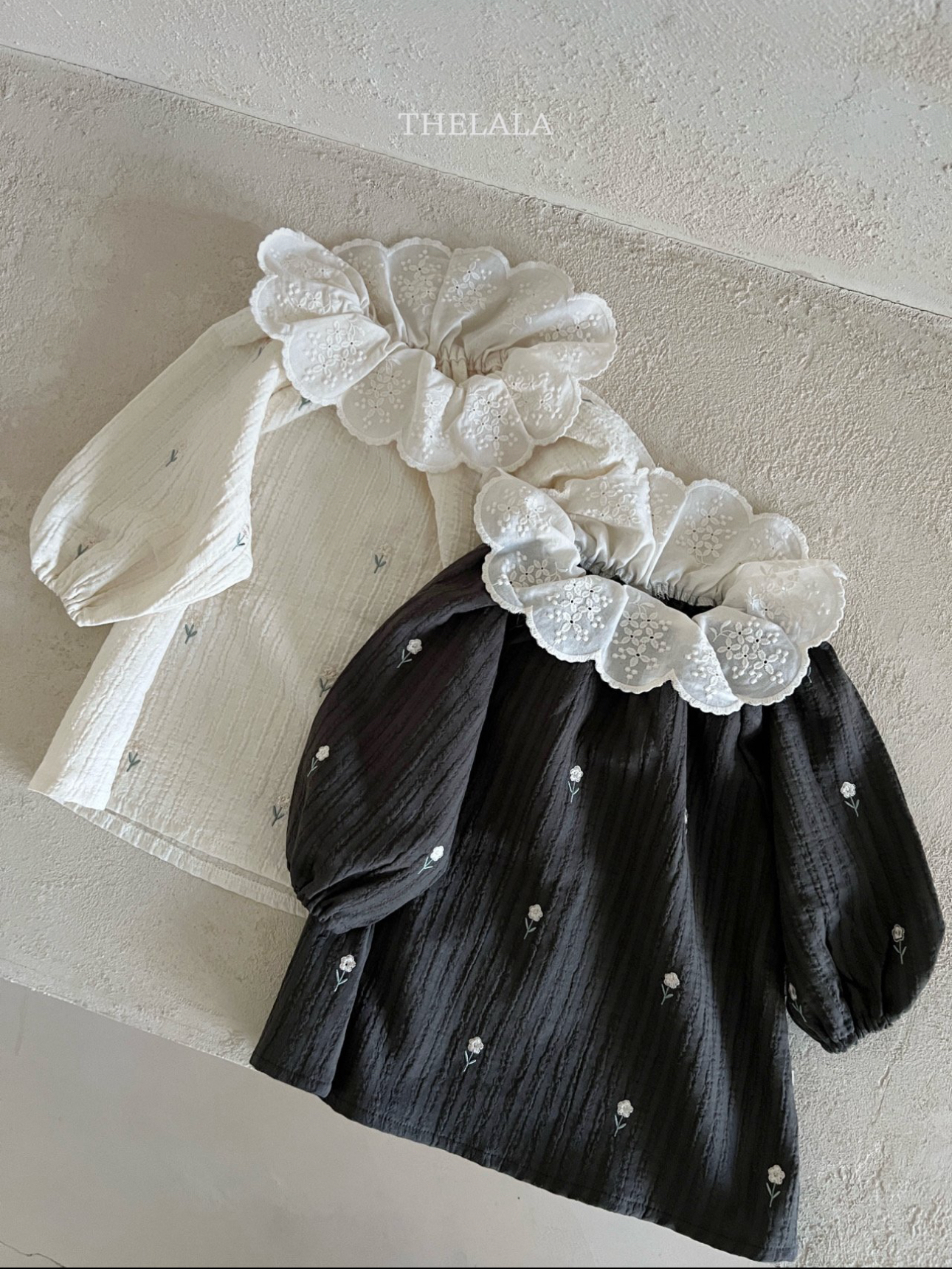 🌸預訂 韓國直送🌸🇰🇷THELALA兩色花卉刺繡蕾絲花瓣翻領長袖連身裙